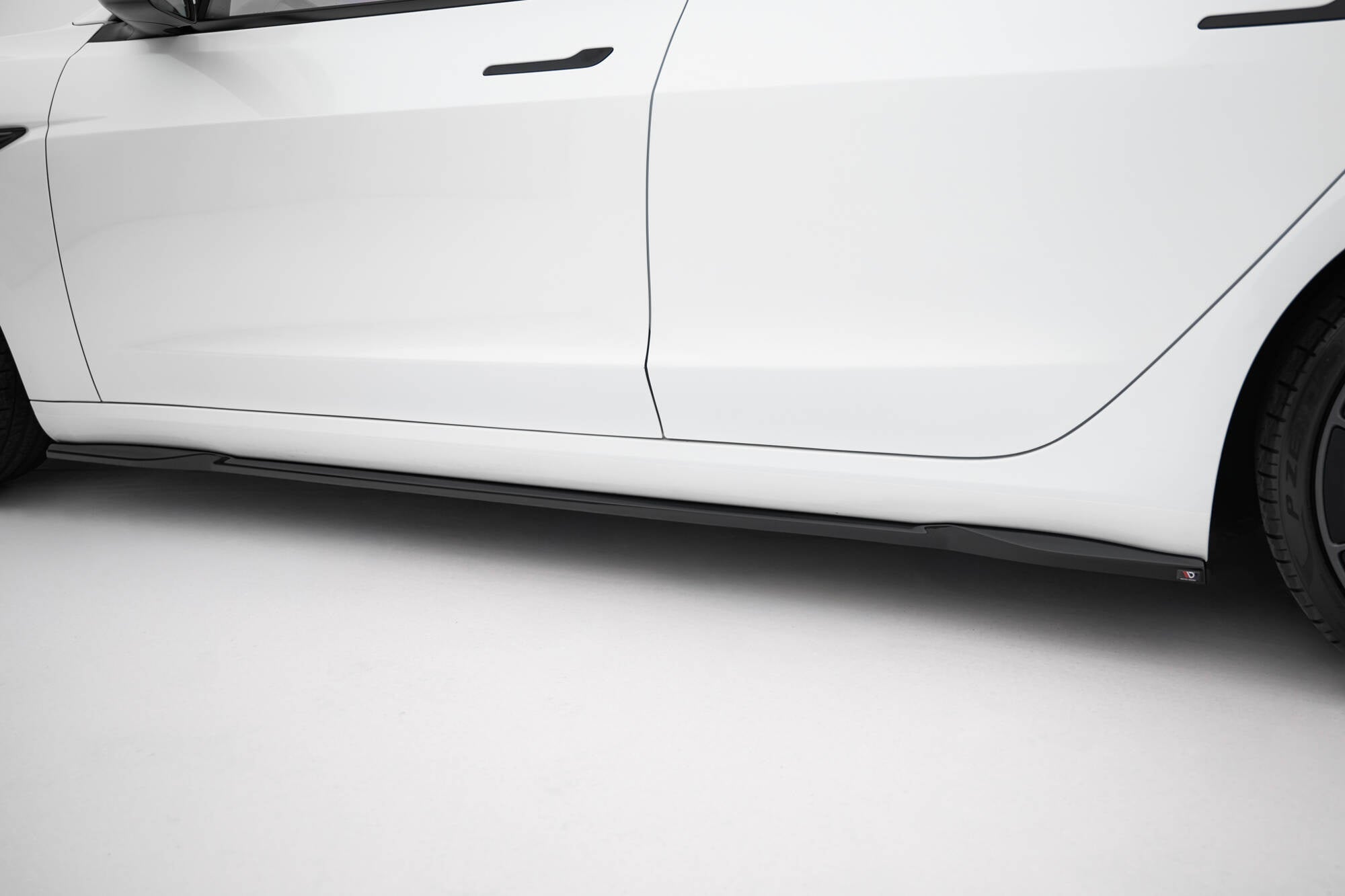 Maxton Design Difusores de taloneras laterales V.2 para Tesla Model 3 Performance Mk1 Facelift - imagen 2