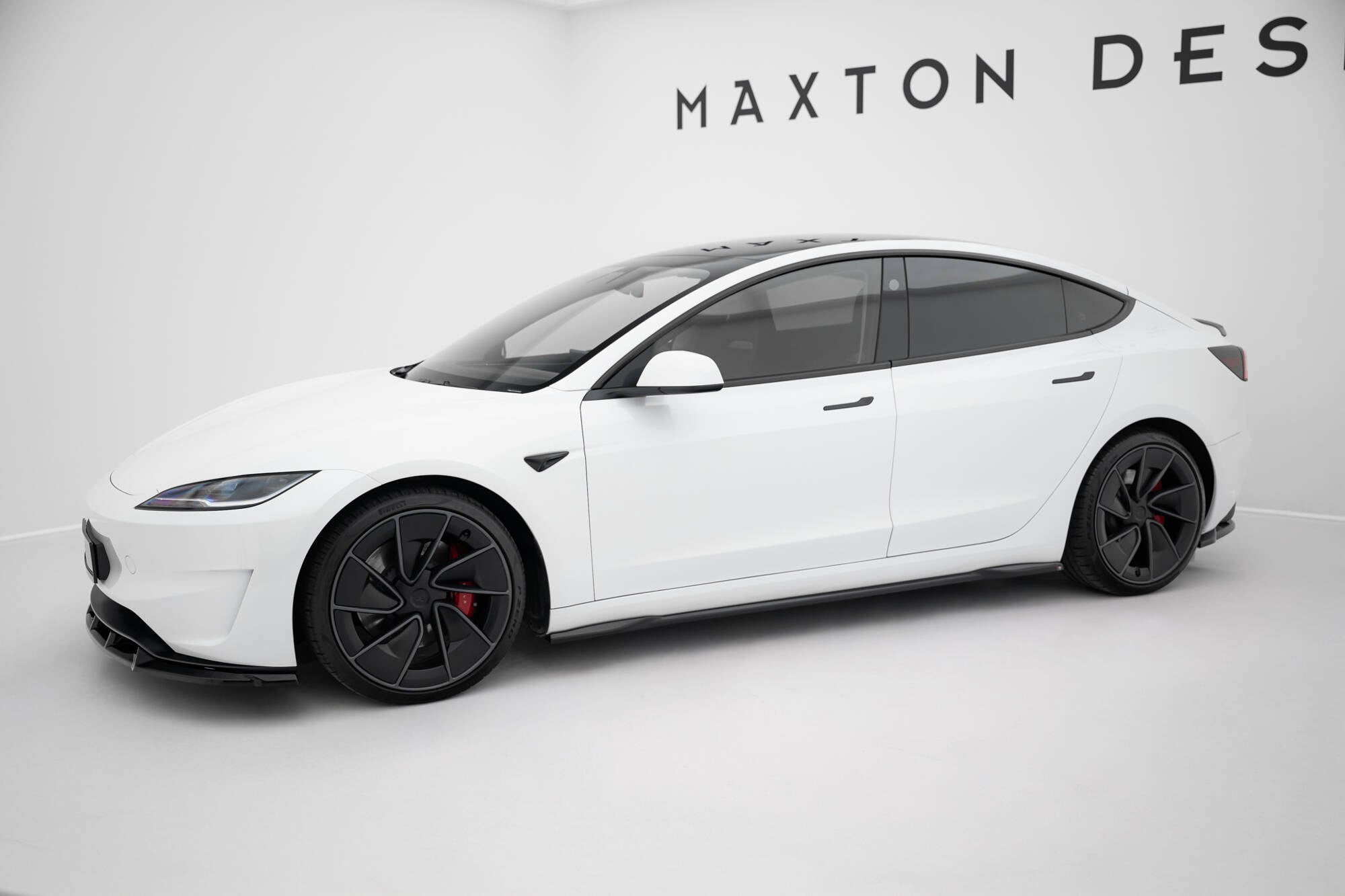 Maxton Design Difusores de taloneras laterales V.2 para Tesla Model 3 Performance Mk1 Facelift - imagen 3