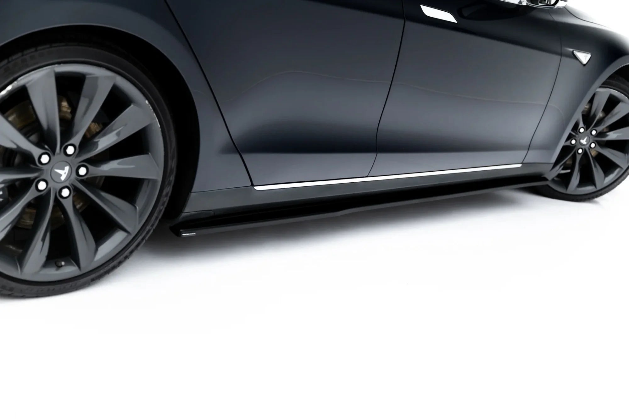 Maxton Design Difusores de taloneras laterales V.2 para Tesla Model S Mk1 - imagen 2