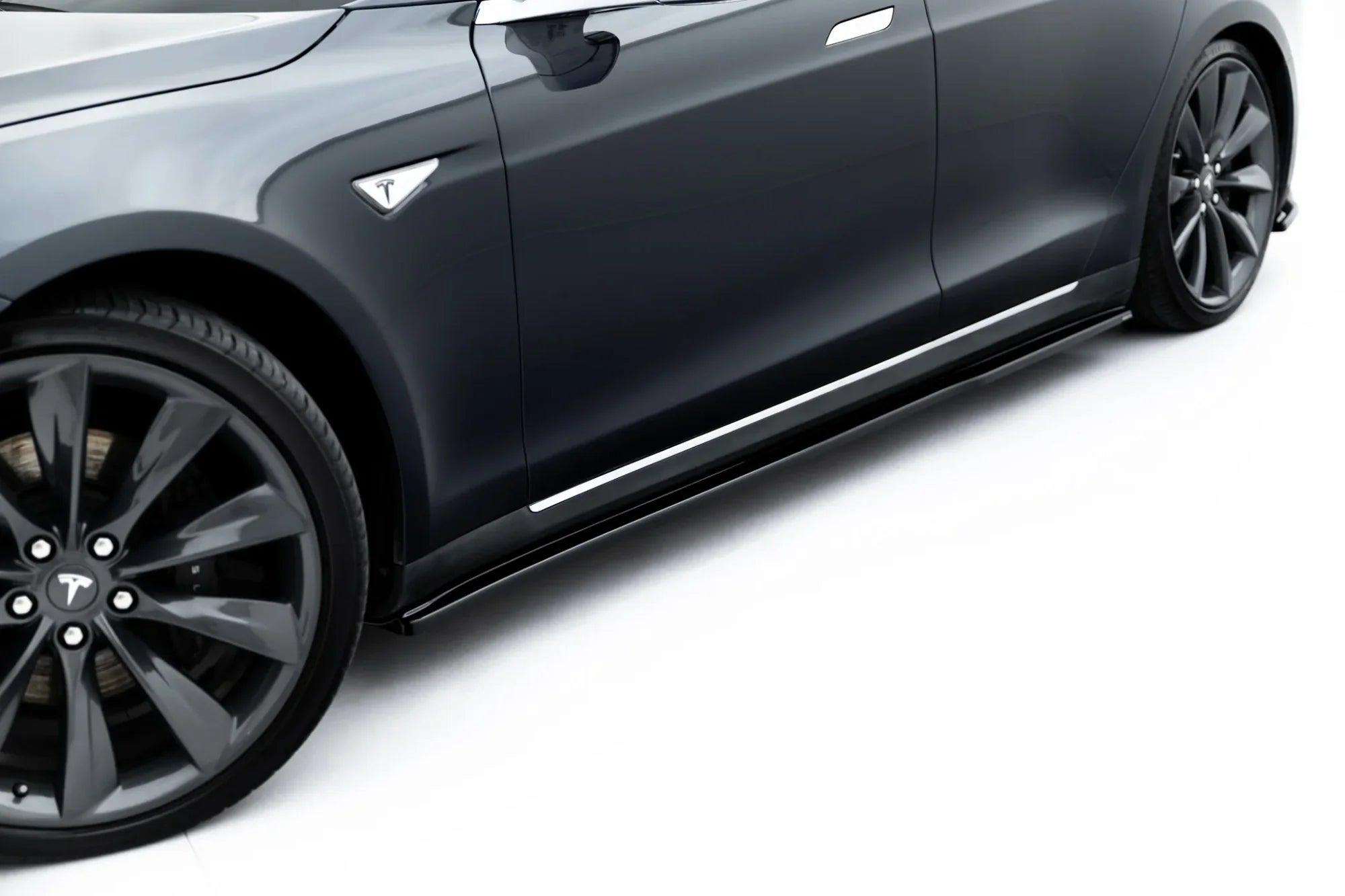 Maxton Design Difusores de taloneras laterales V.2 para Tesla Model S Mk1 - imagen 3