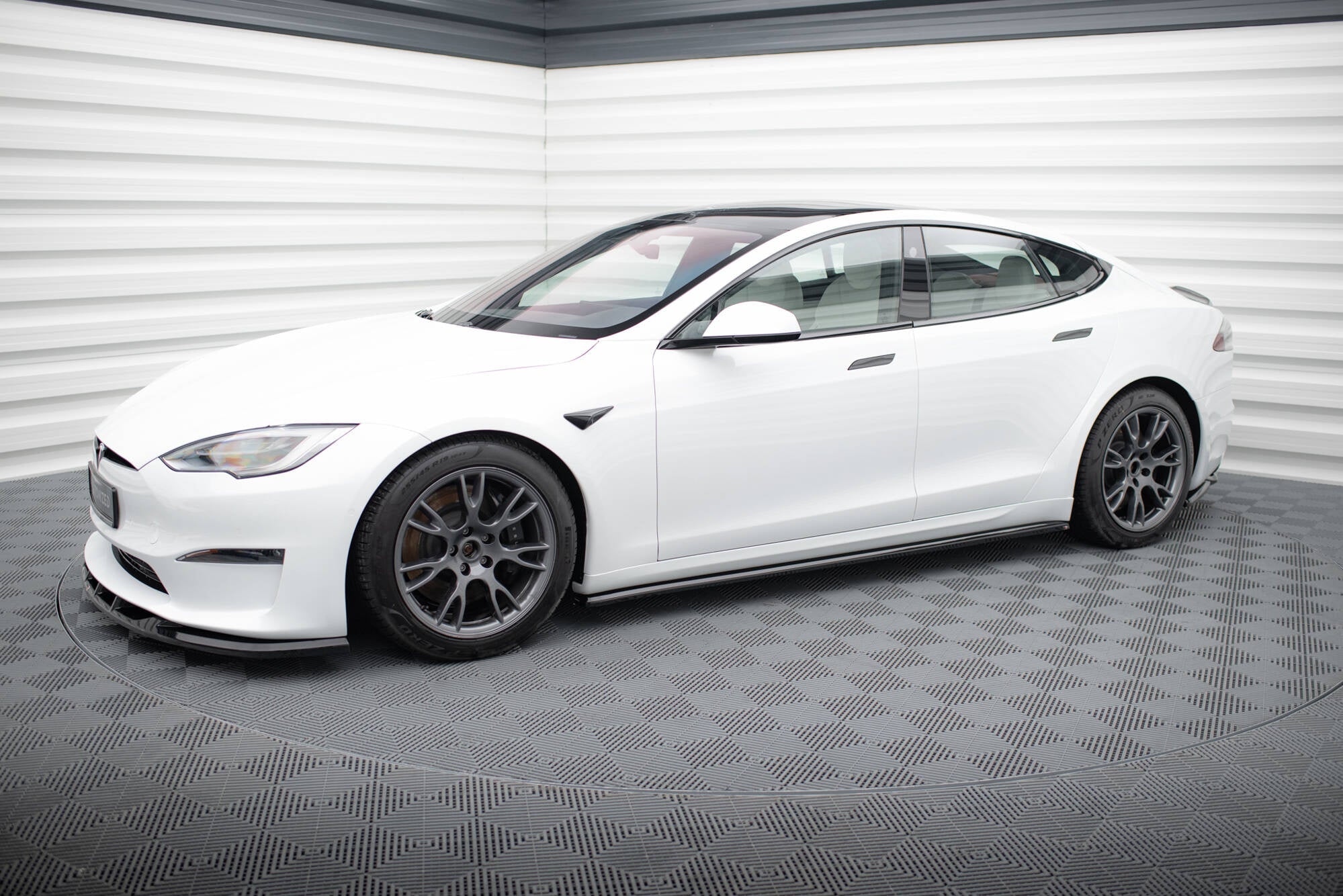 Maxton Design Difusores de taloneras laterales V.2 para Tesla Model S Plaid Mk1 Facelift - imagen 3