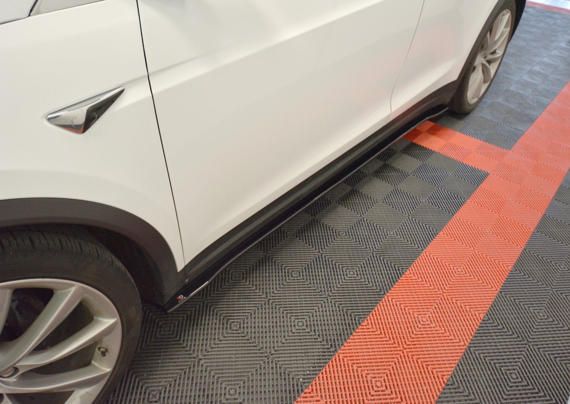 Maxton Design Difusores de taloneras laterales V.2 para Tesla Model X Mk1 - imagen 1