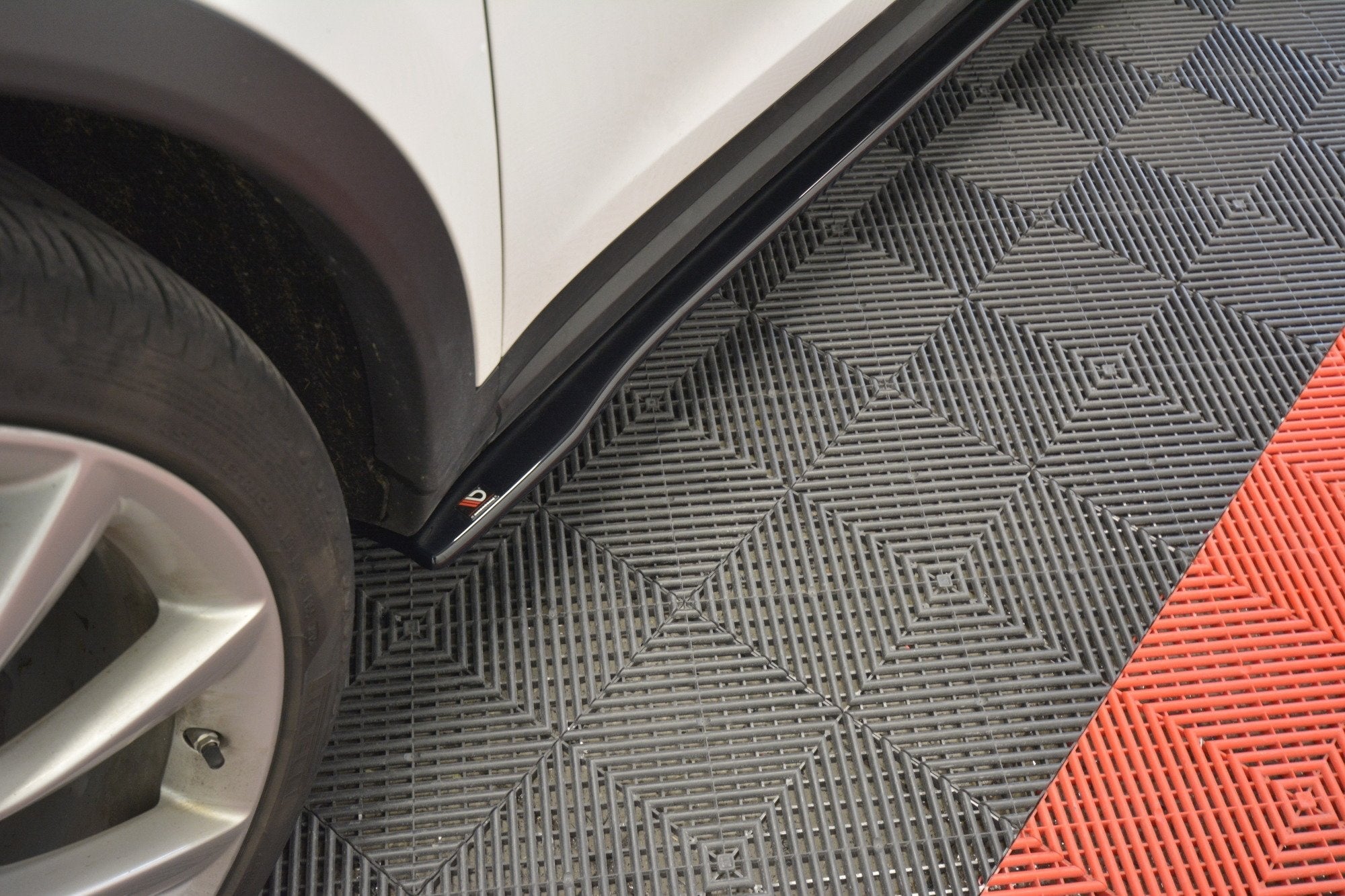 Maxton Design Difusores de taloneras laterales V.2 para Tesla Model X Mk1 - imagen 2