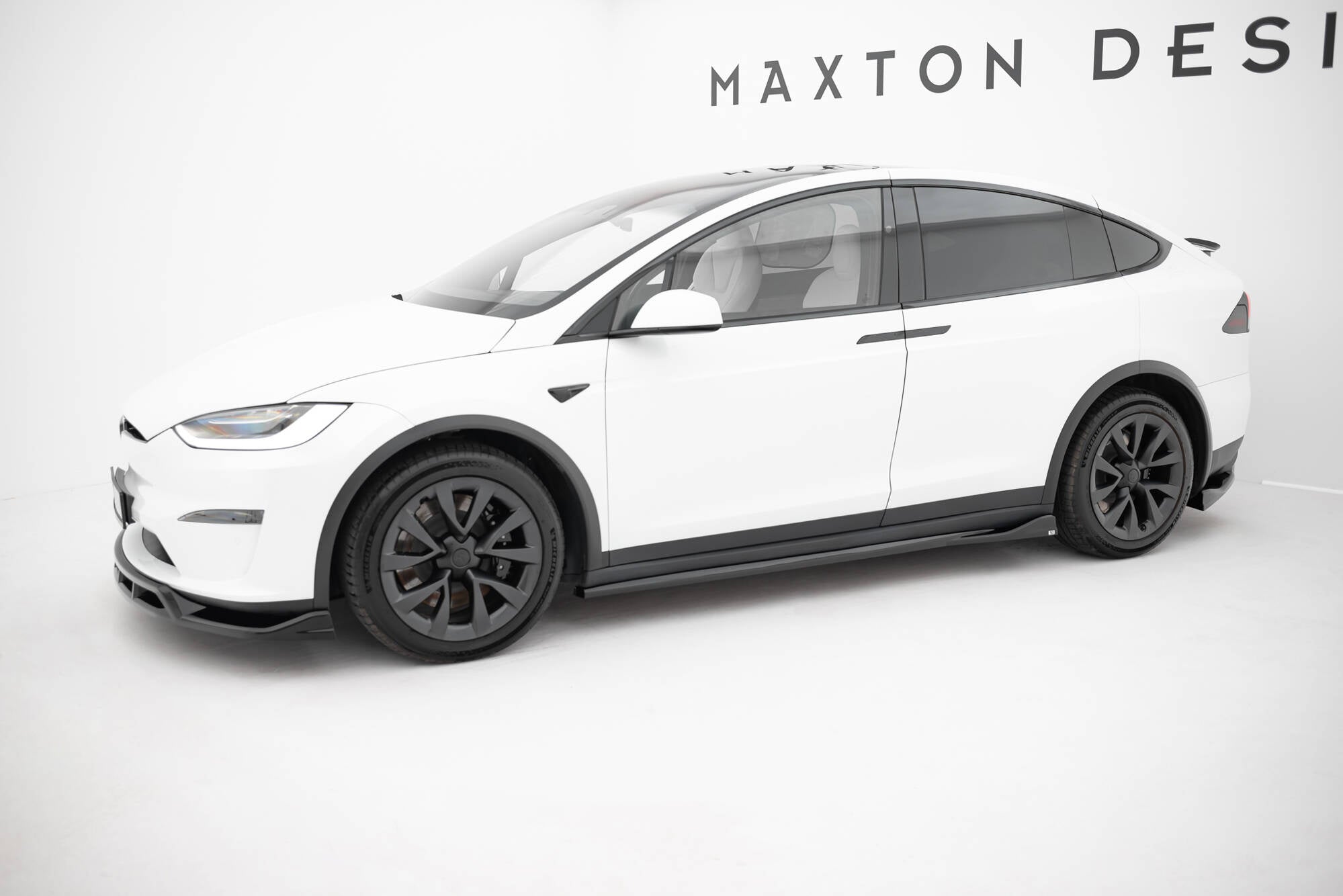 Maxton Design Difusores de taloneras laterales V.2 para Tesla Model X Mk1 Facelift - imagen 2