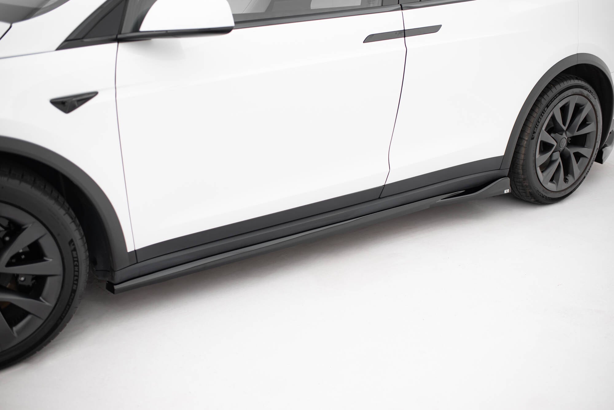 Maxton Design Difusores de taloneras laterales V.2 para Tesla Model X Mk1 Facelift - imagen 1