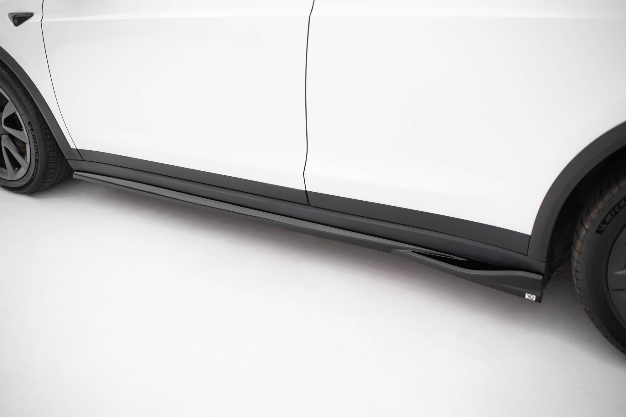 Maxton Design Difusores de taloneras laterales V.2 para Tesla Model X Mk1 Facelift - imagen 3