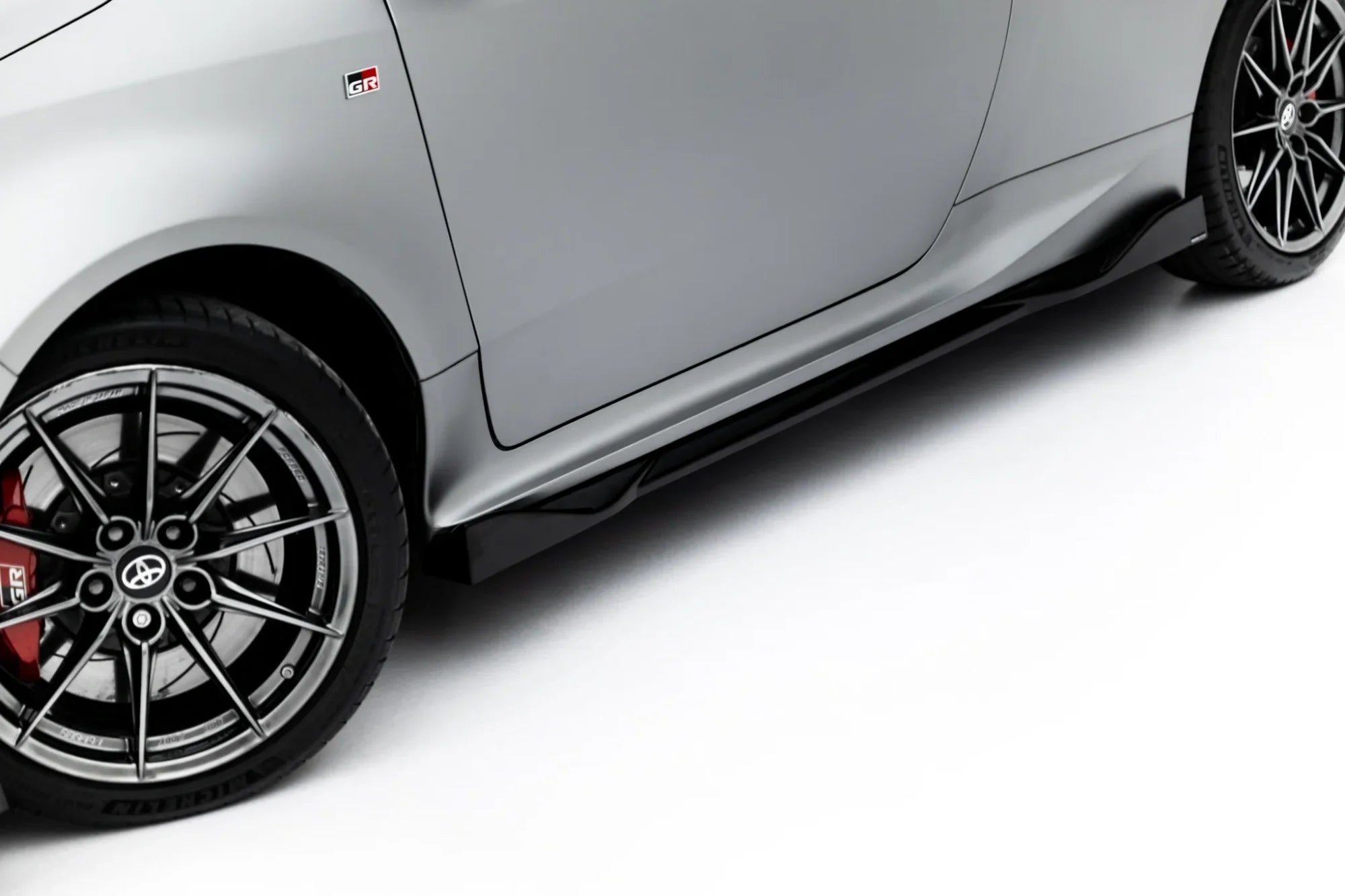 Maxton Design Difusores de taloneras laterales V.2 para Toyota GR Yaris Mk4 Facelift - imagen 4