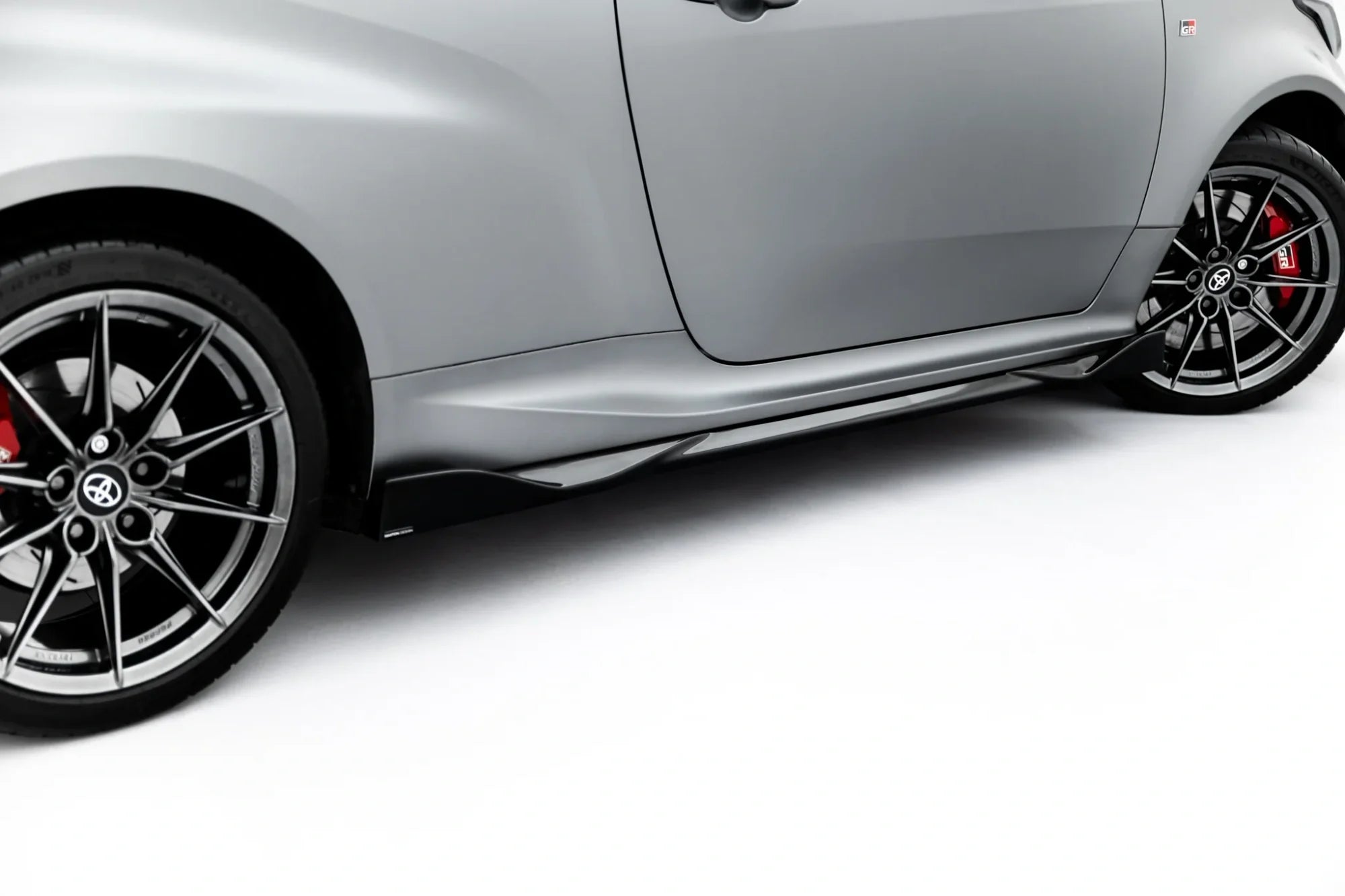 Maxton Design Difusores de taloneras laterales V.2 para Toyota GR Yaris Mk4 Facelift - imagen 3