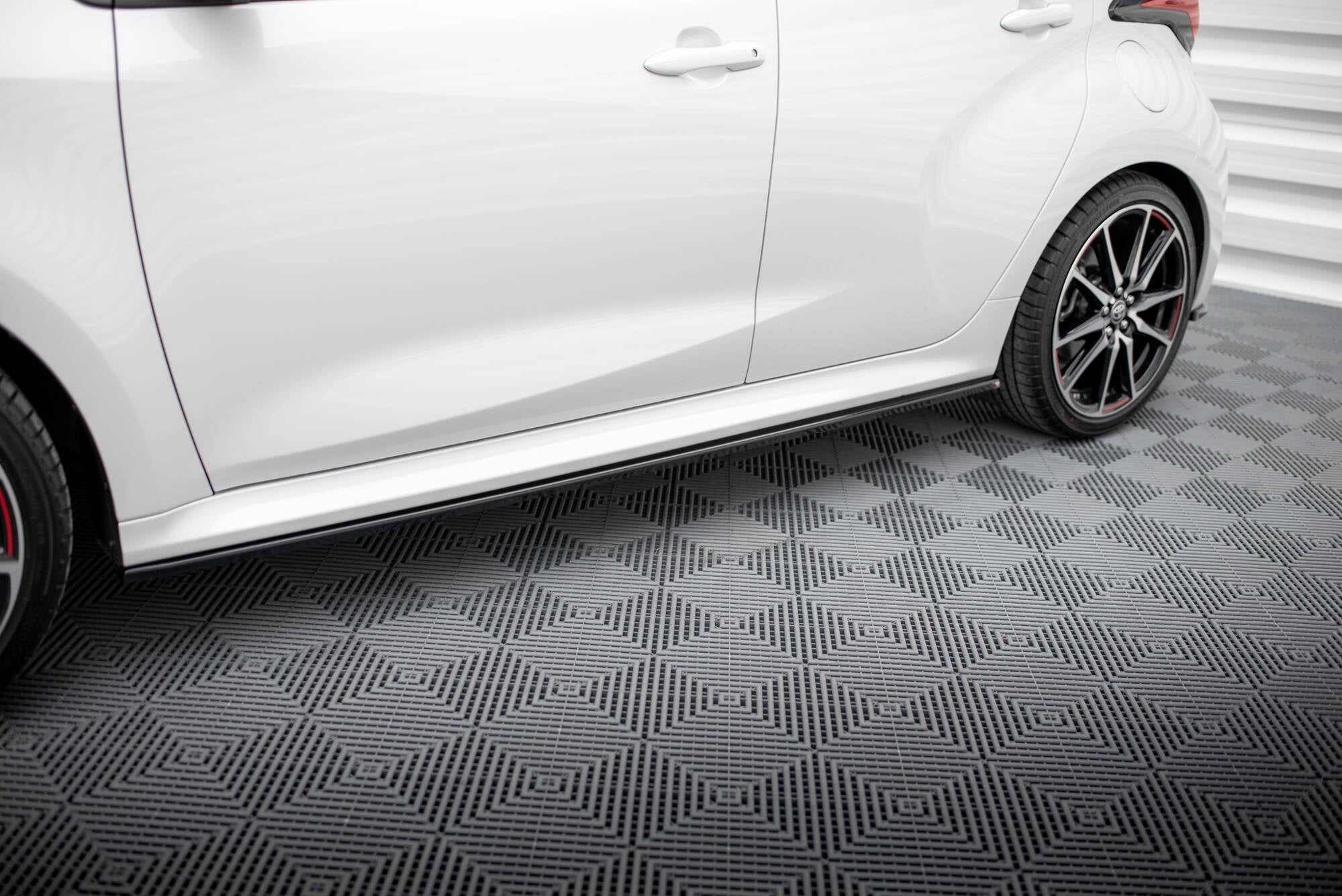 Maxton Design Difusores de taloneras laterales V.2 para Toyota Yaris Mk4 - imagen 1