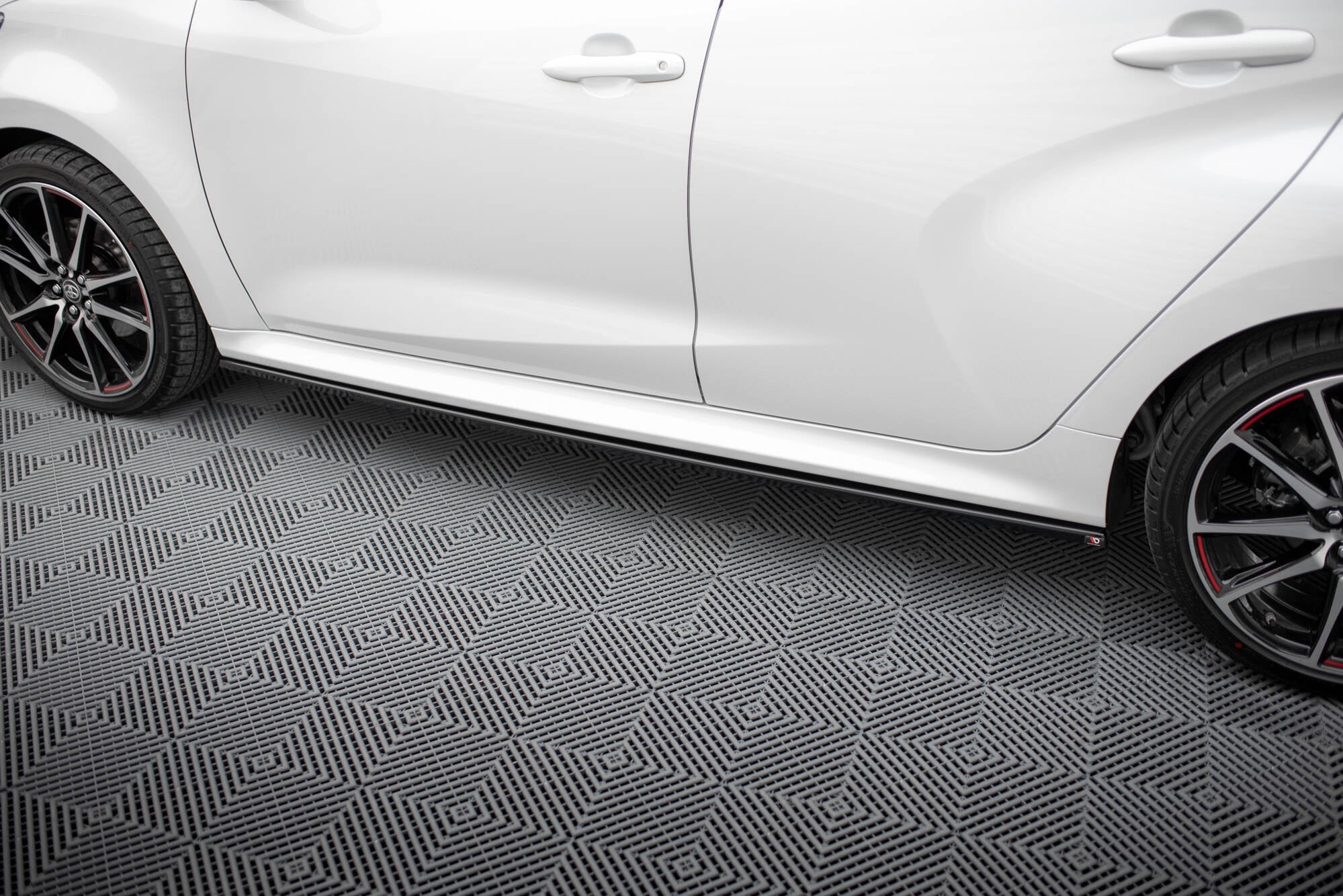 Maxton Design Difusores de taloneras laterales V.2 para Toyota Yaris Mk4 - imagen 3