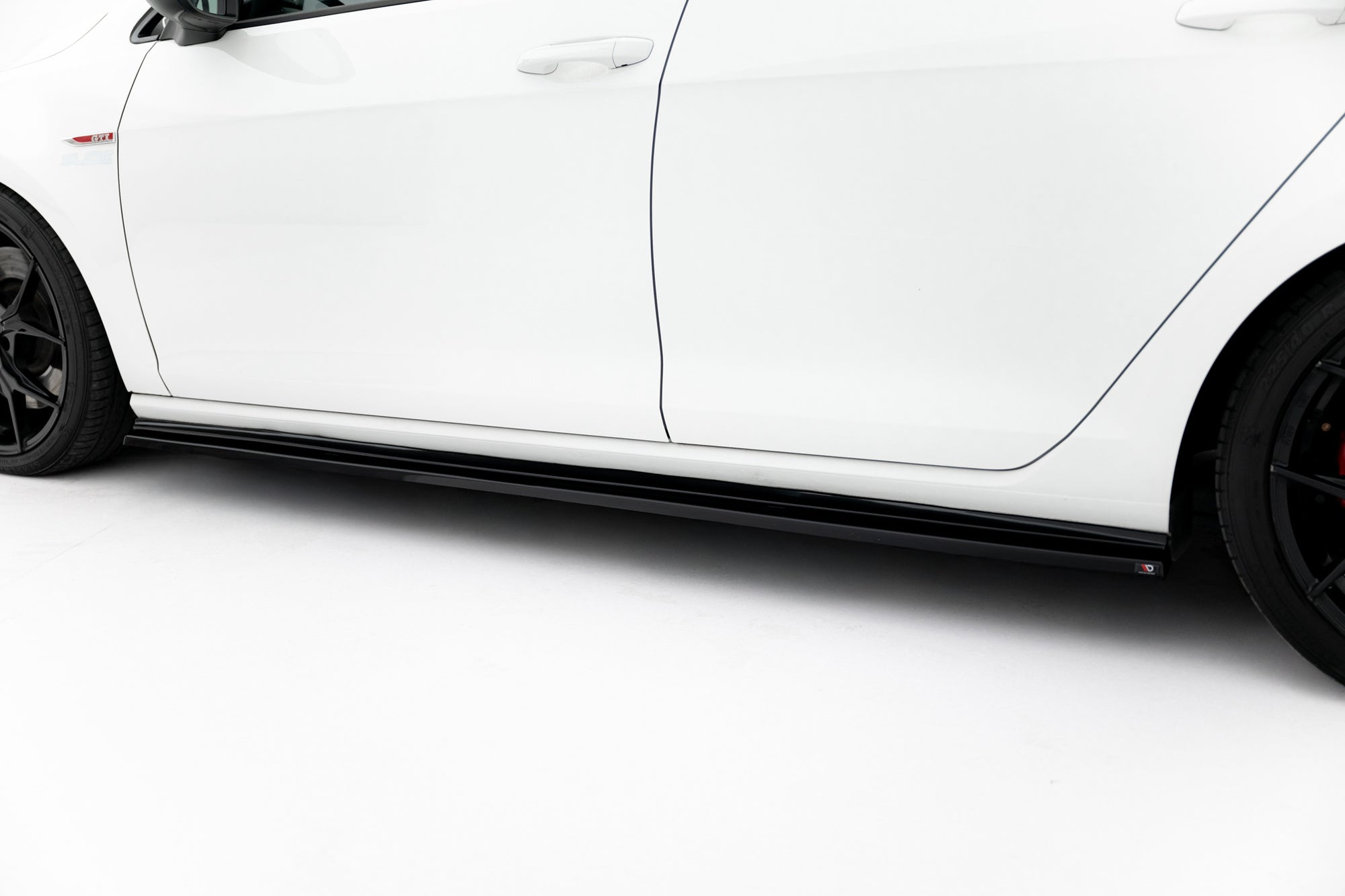 Maxton Design Difusores de taloneras laterales V.2 para Volkswagen Golf GTI / GTD Mk7 / Mk7 Facelift (narrow) - imagen 3