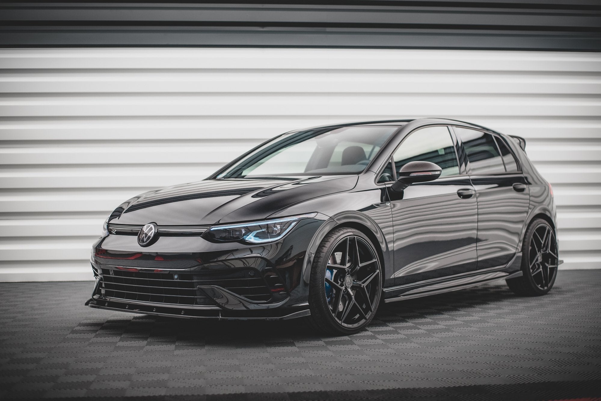 Maxton Design Difusores de taloneras laterales V.2 para Volkswagen Golf R Hatchback Mk8 - imagen 2