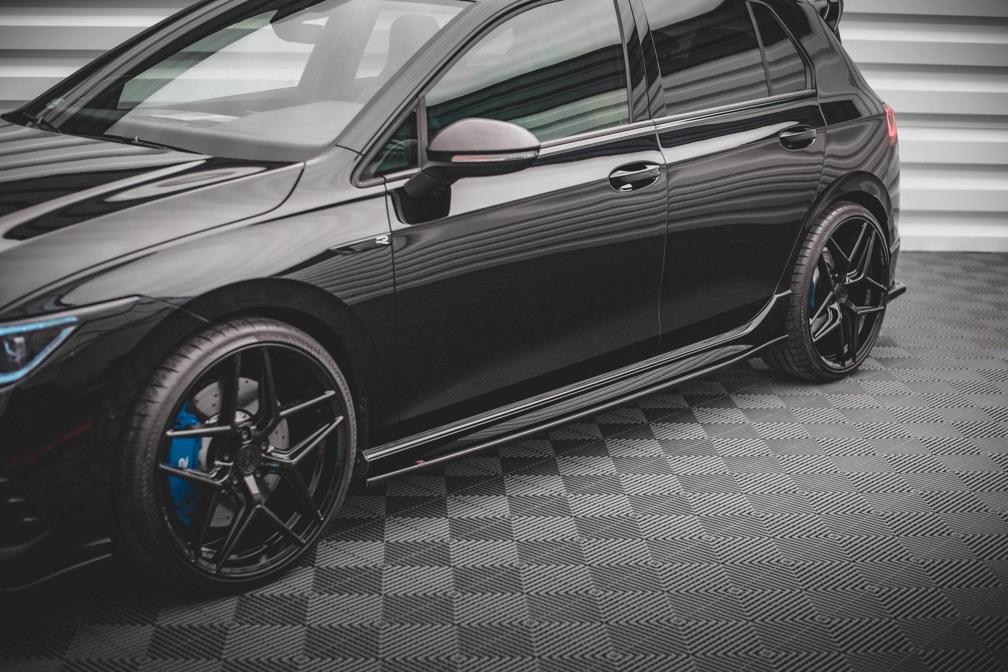 Maxton Design Difusores de taloneras laterales V.2 para Volkswagen Golf R Hatchback Mk8 - imagen 1