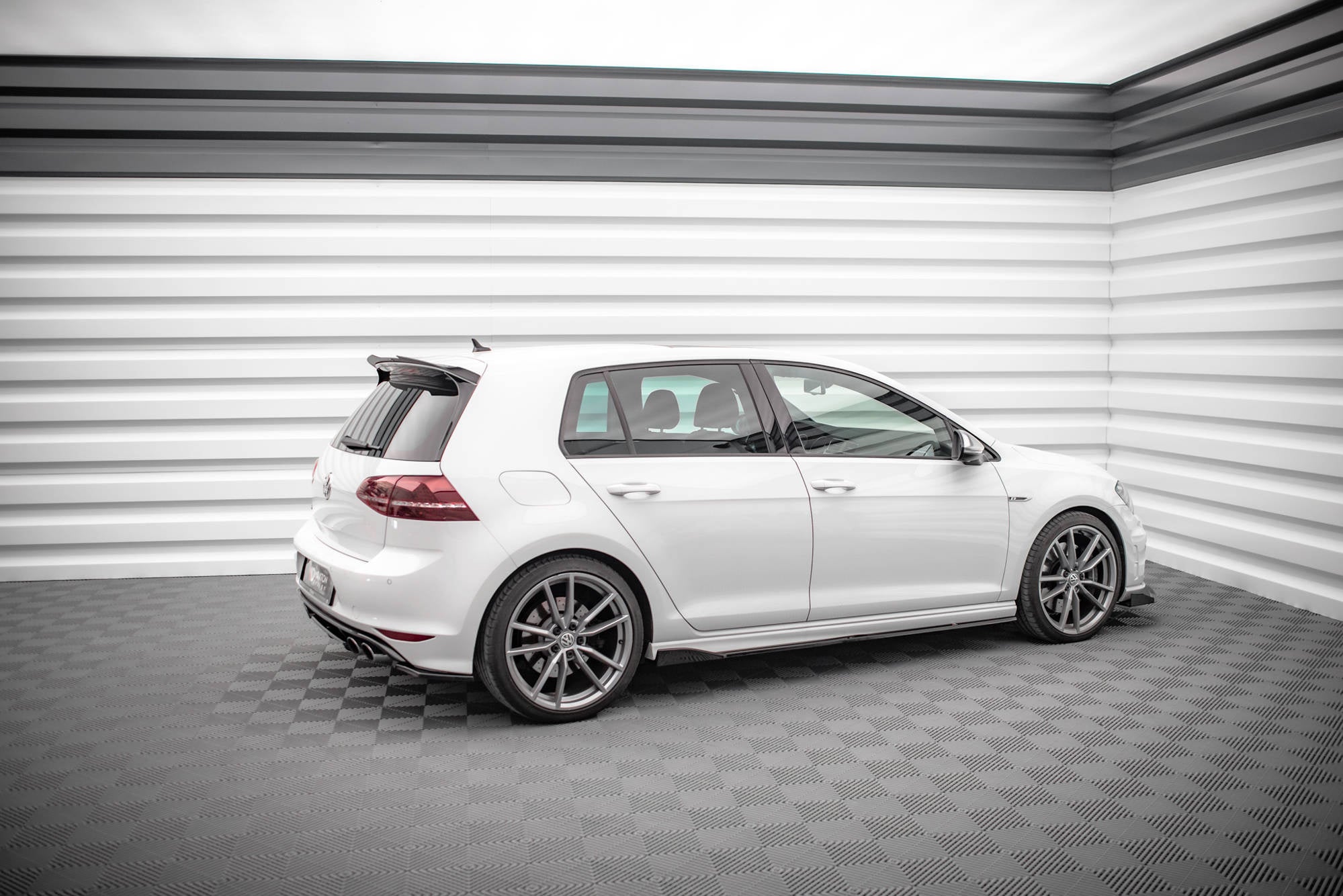 Maxton Design Difusores de taloneras laterales V.2 para Volkswagen Golf R / R-Line Mk7 - imagen 2