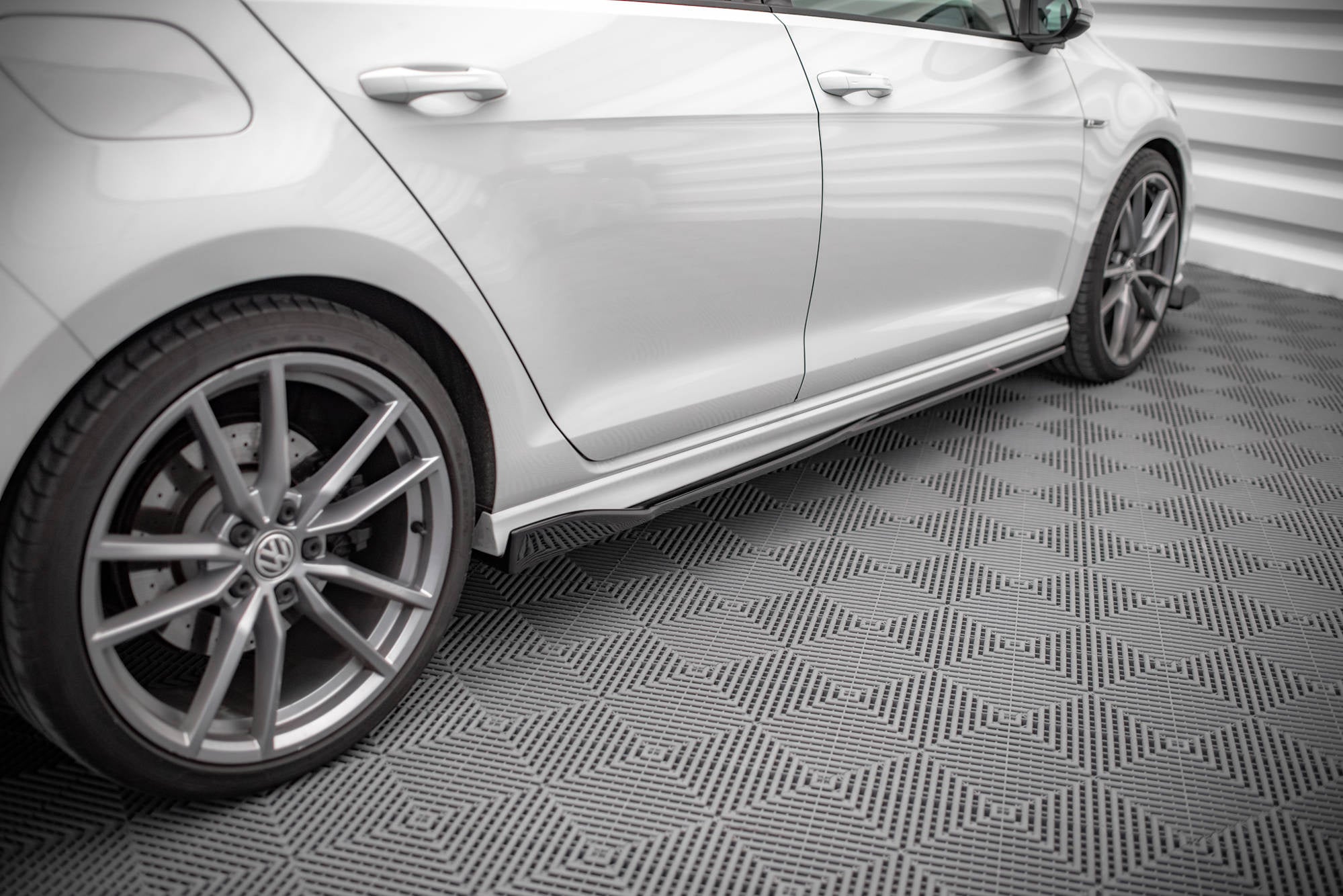 Maxton Design Difusores de taloneras laterales V.2 para Volkswagen Golf R / R-Line Mk7 - imagen 3