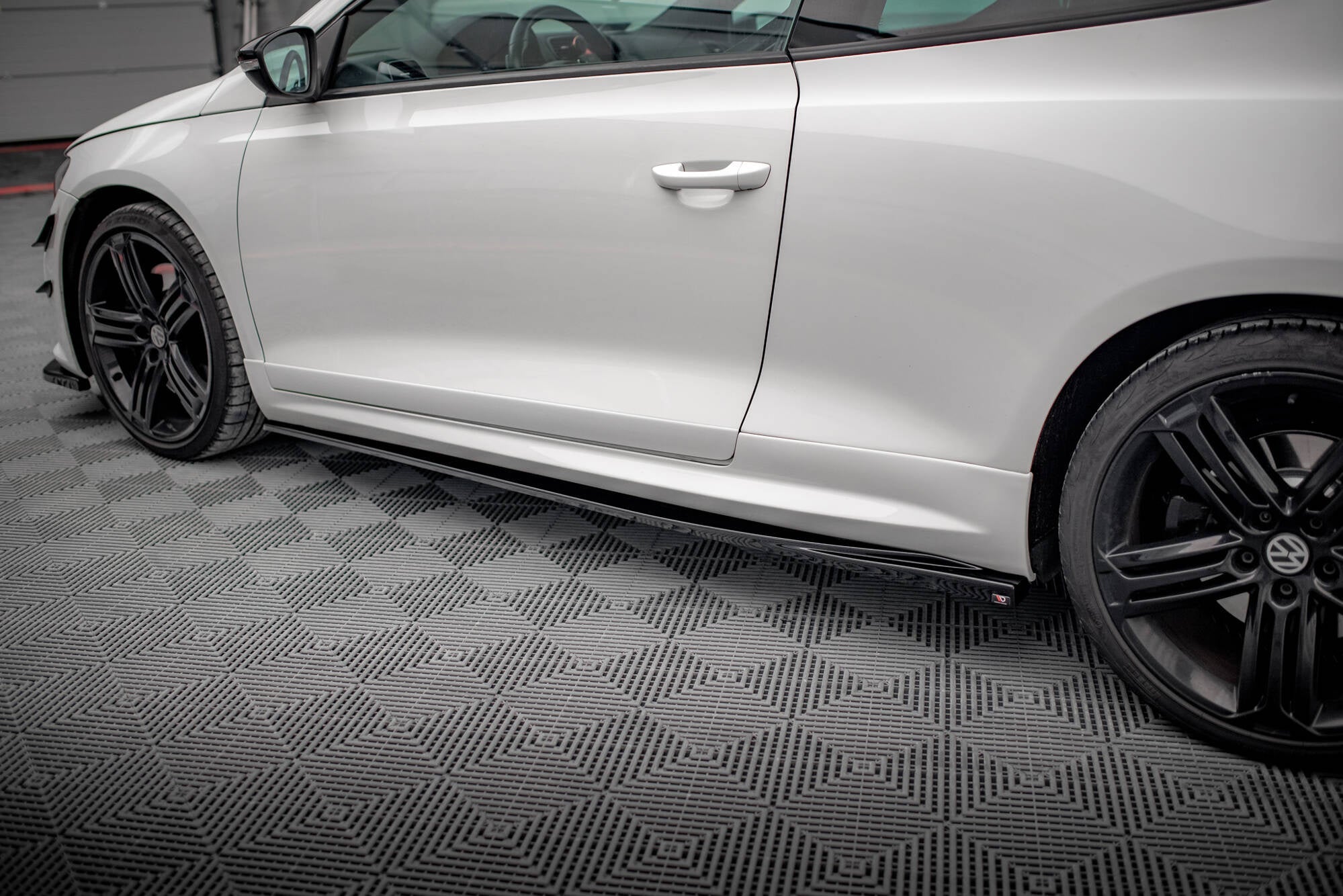 Maxton Design Difusores de taloneras laterales V.2 para Volkswagen Scirocco R Mk3 - imagen 3