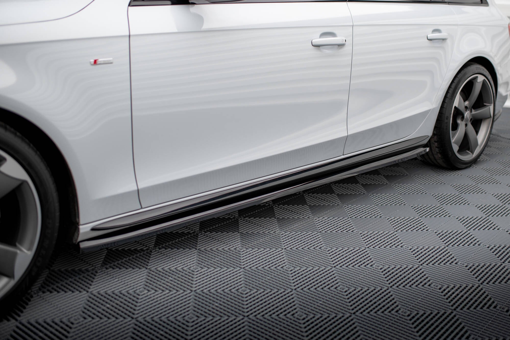 Maxton Design Difusores de taloneras laterales V.3 para Audi A4 / A4 S-Line / S4 B8 - imagen 1