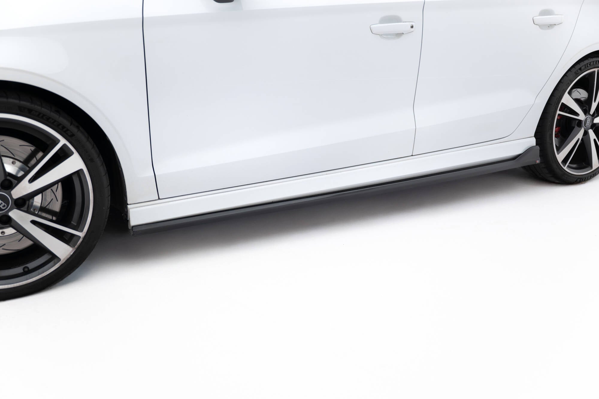 Maxton Design Difusores de taloneras laterales V.3 para Audi RS3 Sedan 8V Facelift - imagen 1