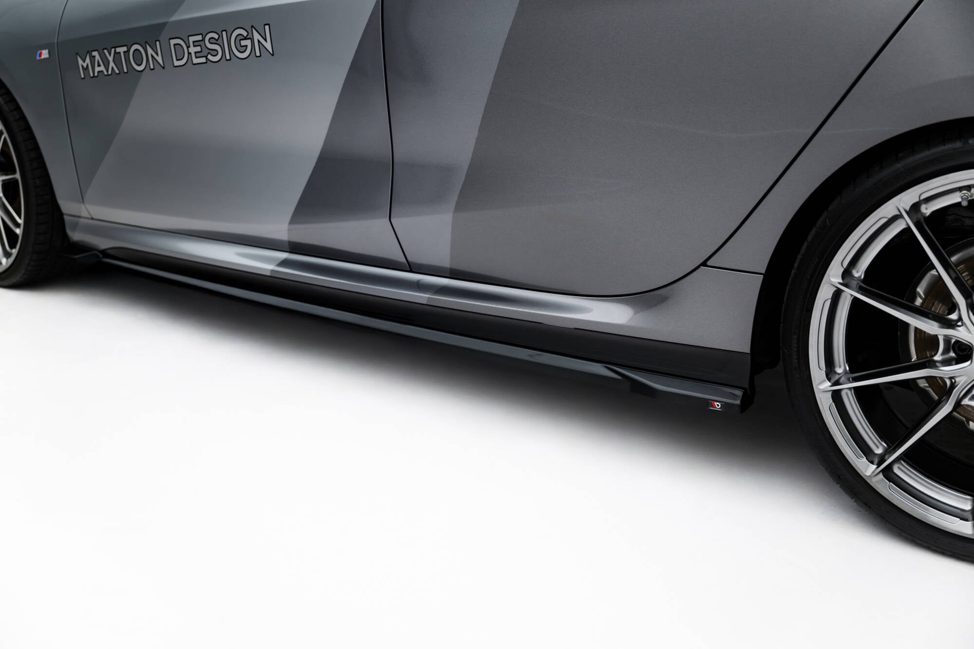 Maxton Design Difusores de taloneras laterales V.3 para BMW M135i F70 - imagen 3