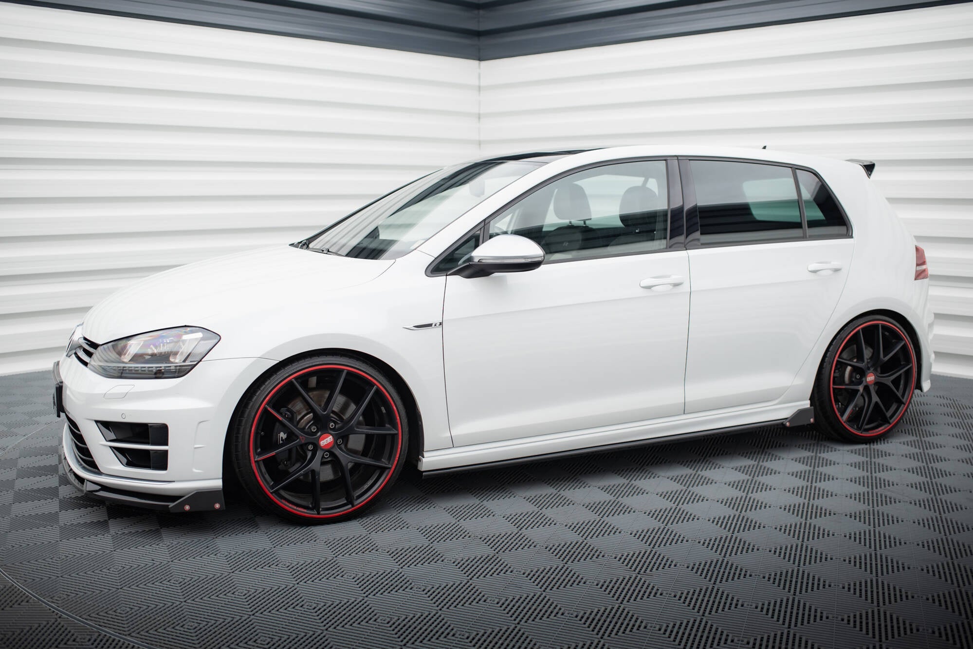 Maxton Design Difusores de taloneras laterales V.3 + Flaps para Volkswagen Golf R / R-Line Mk7 - imagen 2