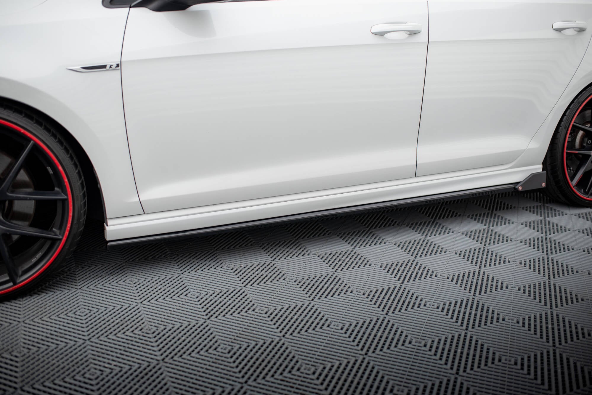 Maxton Design Difusores de taloneras laterales V.3 + Flaps para Volkswagen Golf R / R-Line Mk7 - imagen 1