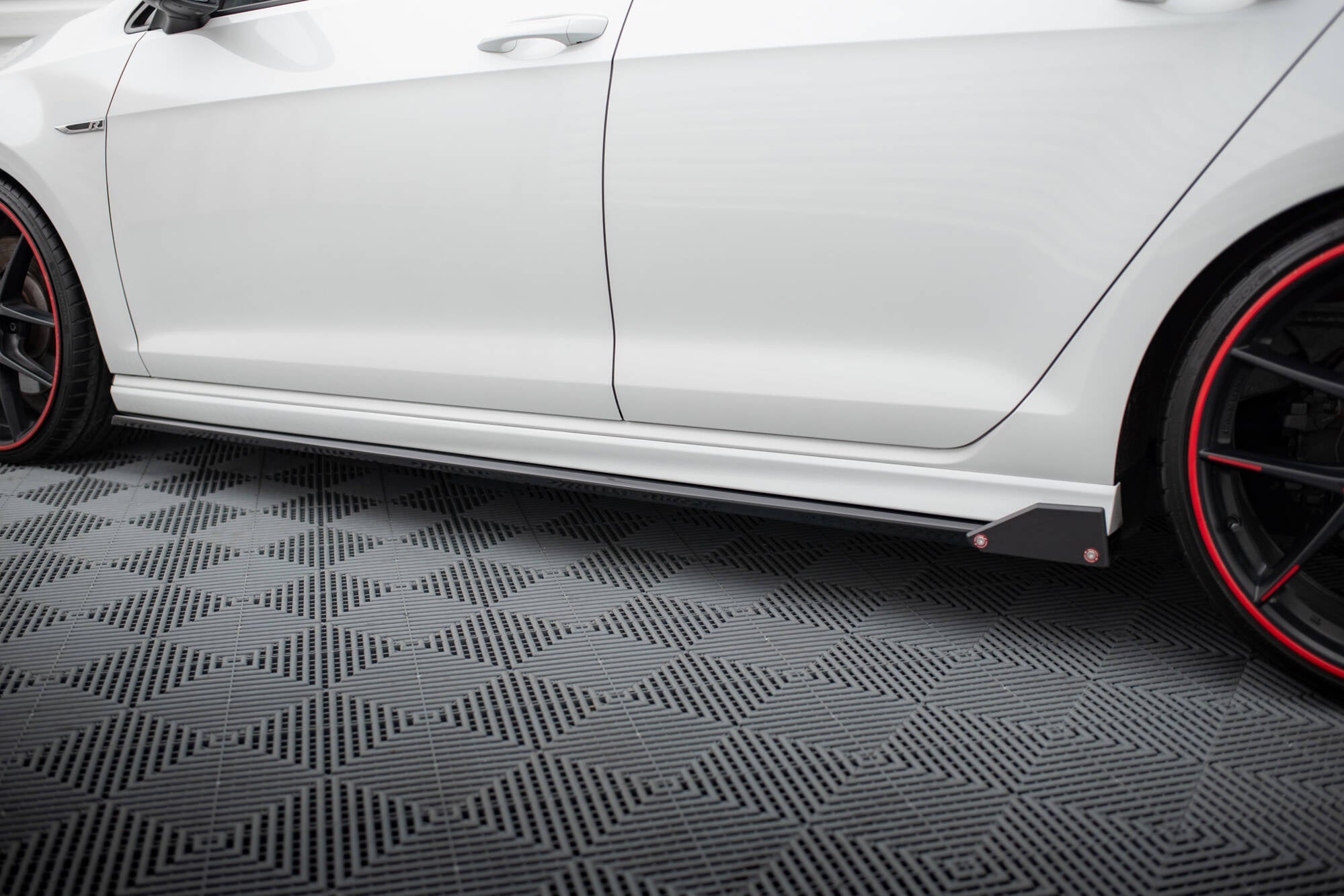 Maxton Design Difusores de taloneras laterales V.3 + Flaps para Volkswagen Golf R / R-Line Mk7 - imagen 3