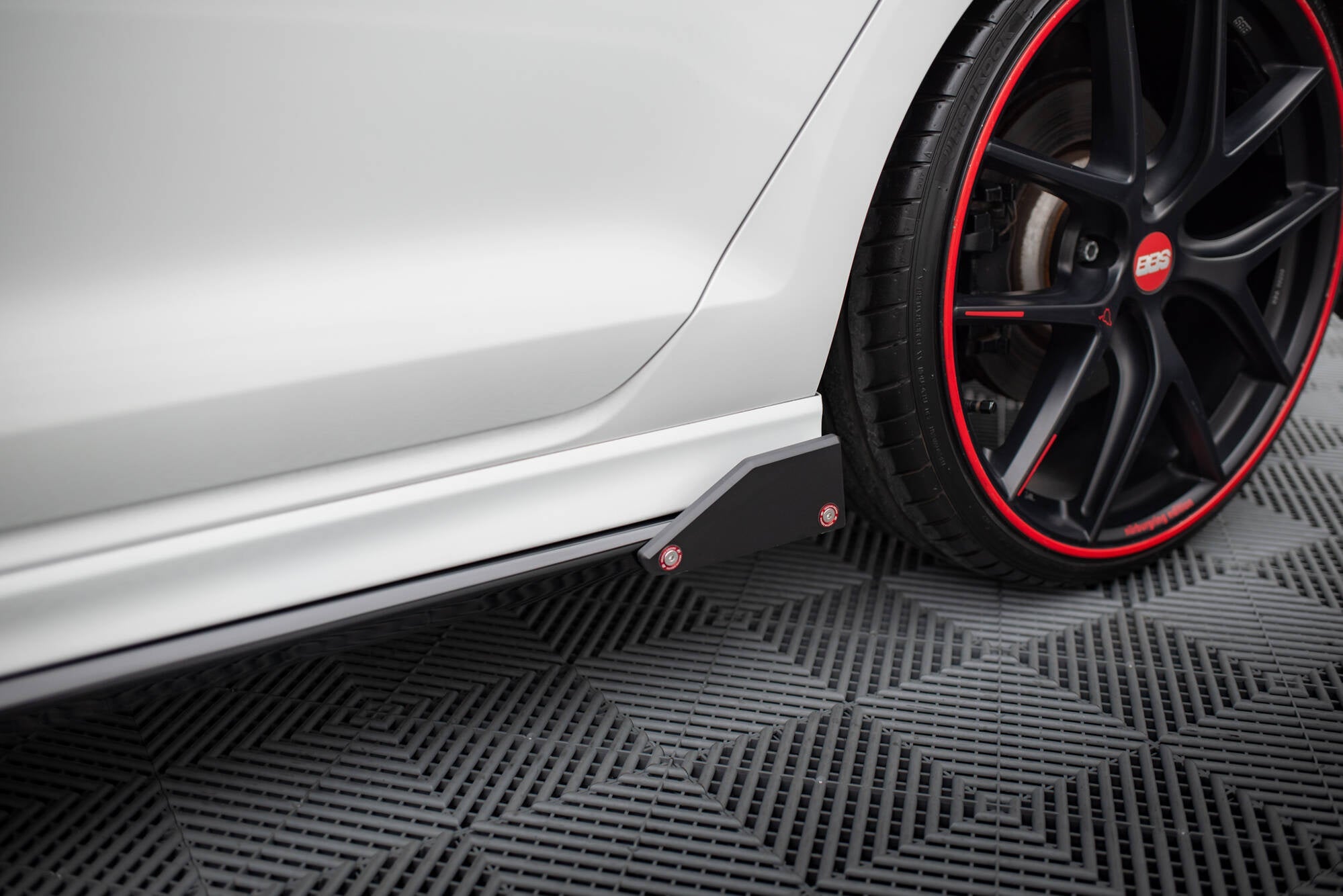 Maxton Design Difusores de taloneras laterales V.3 + Flaps para Volkswagen Golf R / R-Line Mk7 - imagen 4