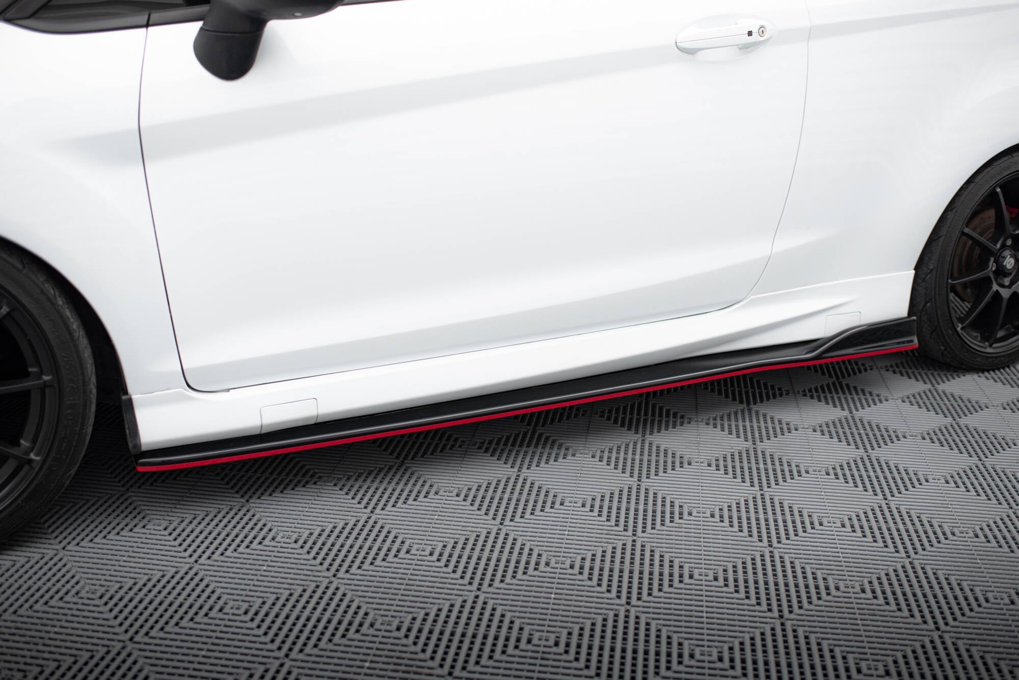 Maxton Design Difusores de taloneras laterales V.3 para Ford Fiesta ST / ST-Line Mk7 - imagen 1