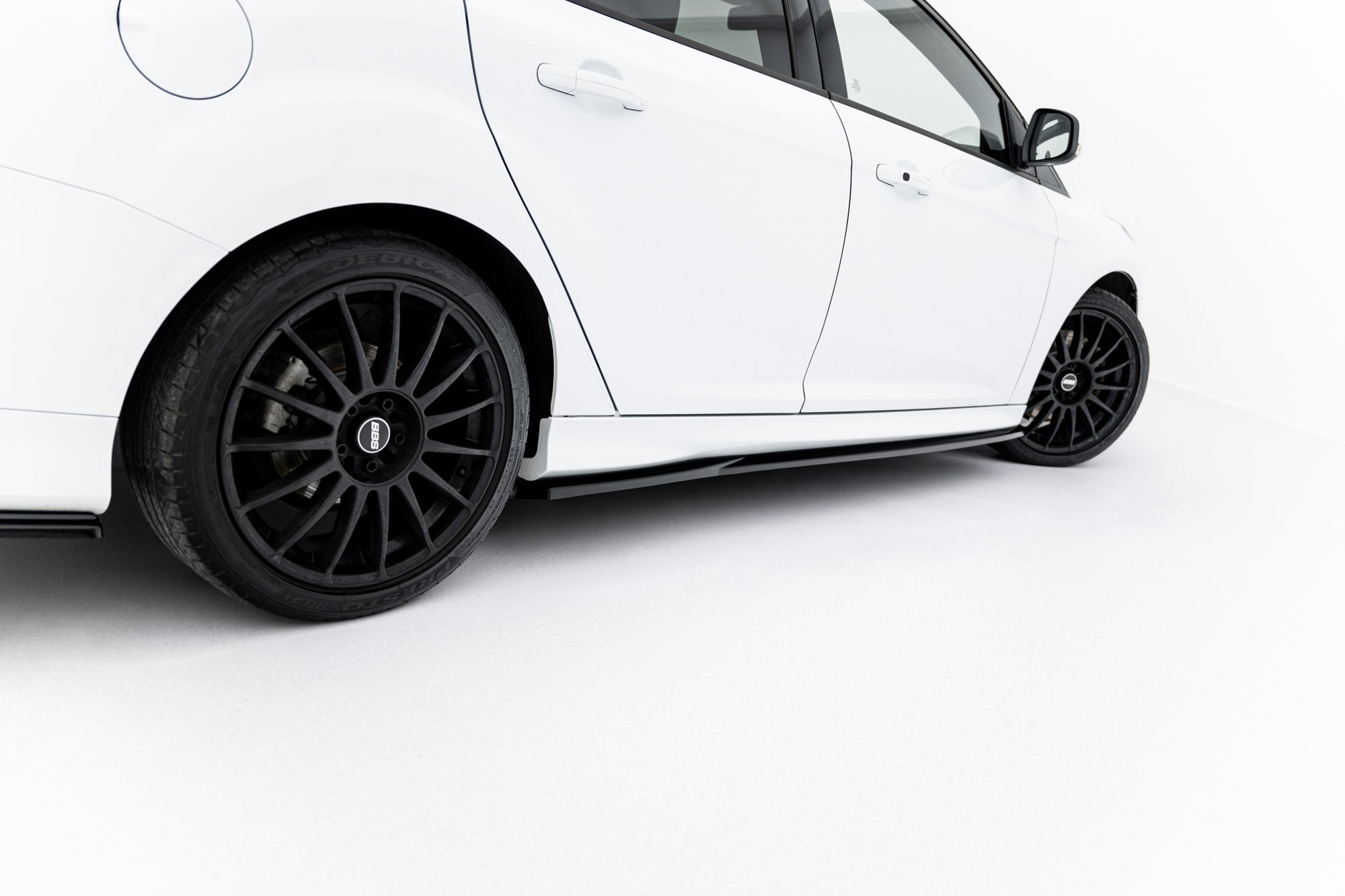 Maxton Design Difusores de taloneras laterales V.3 para Ford Focus ST Mk3 - imagen 2