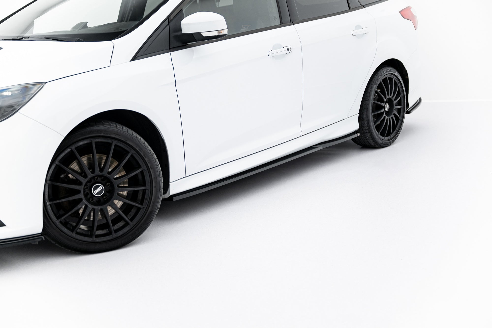 Maxton Design Difusores de taloneras laterales V.3 para Ford Focus ST Mk3 - imagen 1