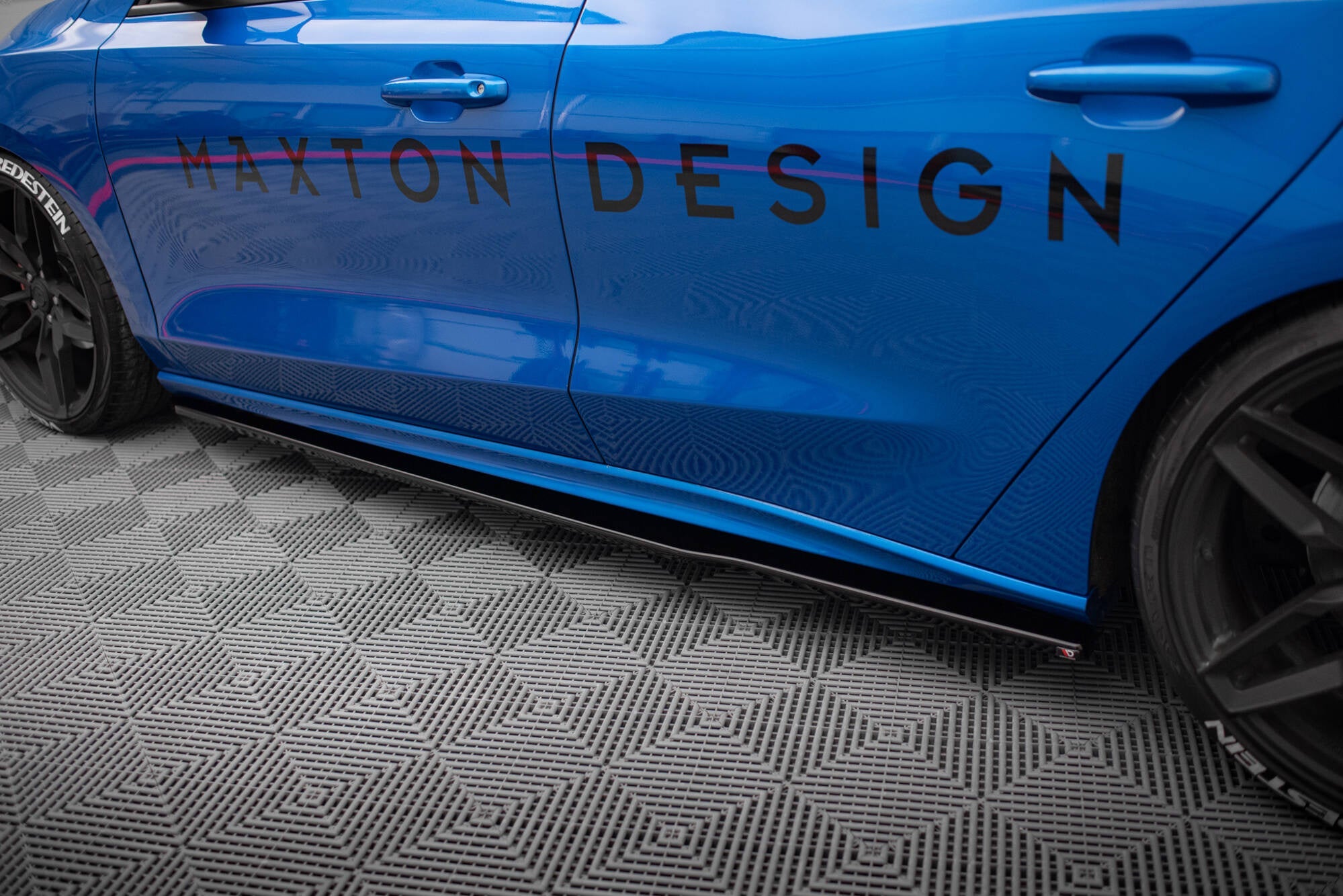Maxton Design Difusores de taloneras laterales V.3 para Ford Focus ST / ST-Line Mk4 - imagen 3