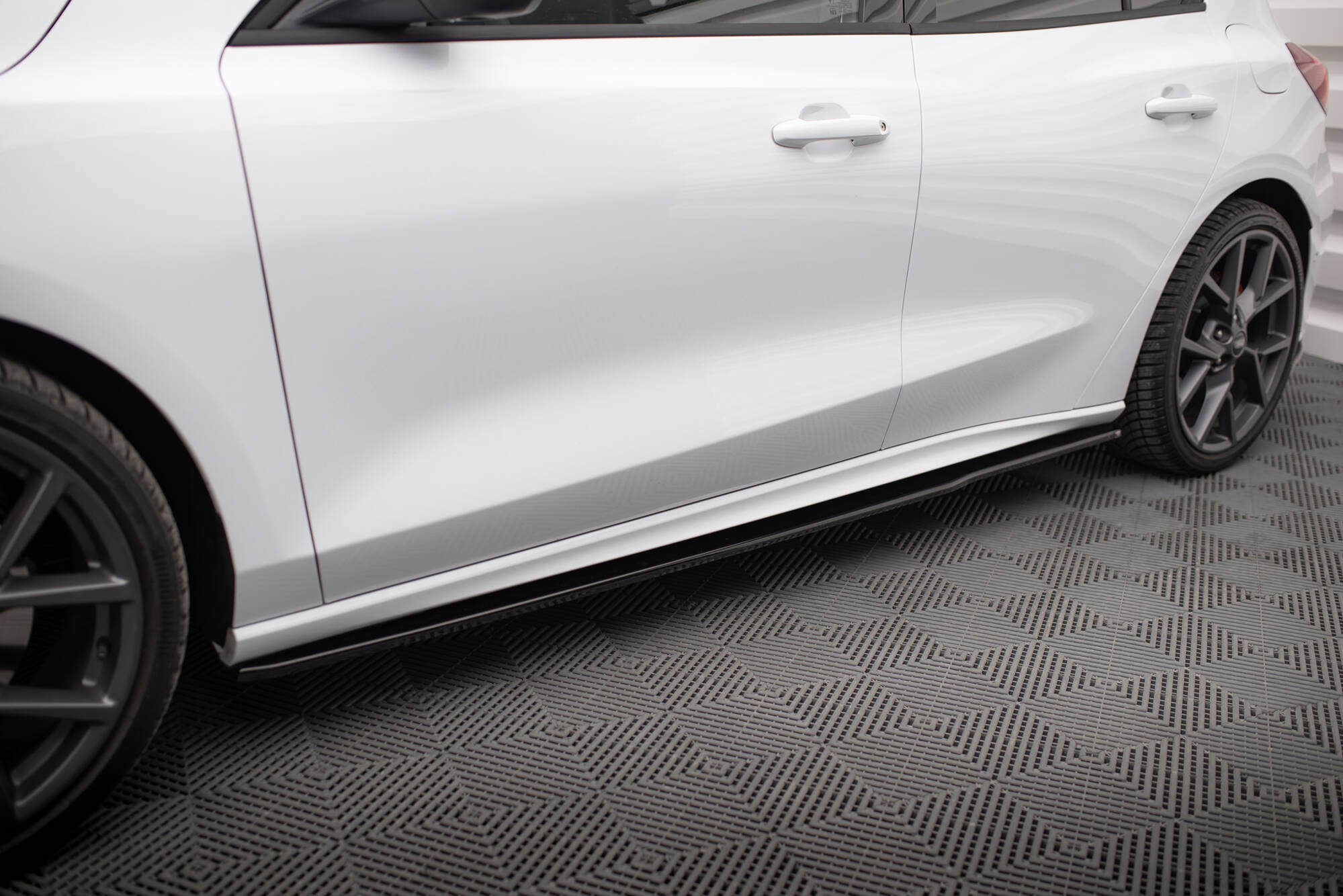 Maxton Design Difusores de taloneras laterales V.3 para Ford Focus ST / ST-Line Mk4 Facelift - imagen 1