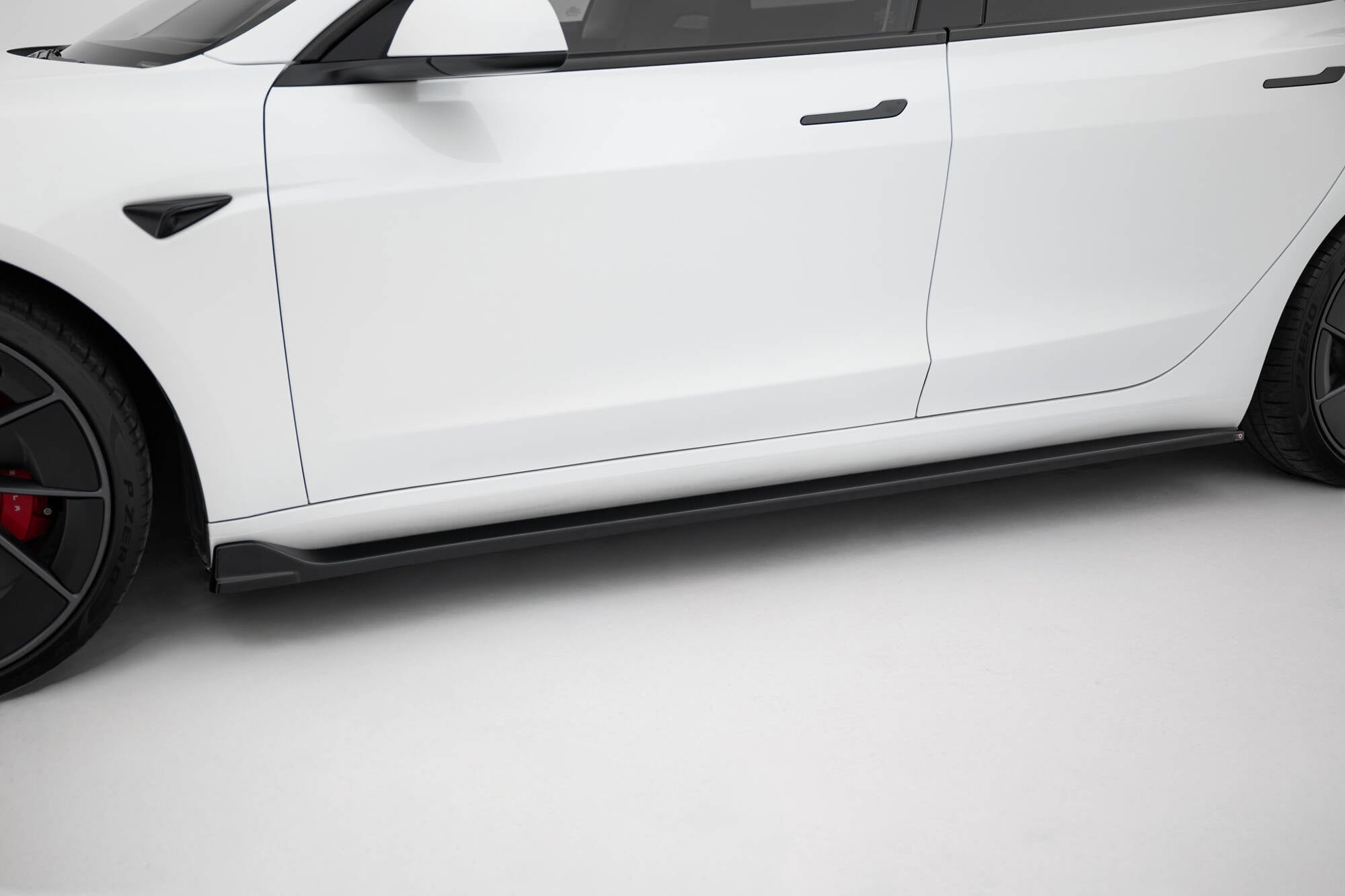 Maxton Design Difusores de taloneras laterales V.3 para Tesla Model 3 Performance Mk1 Facelift - imagen 1
