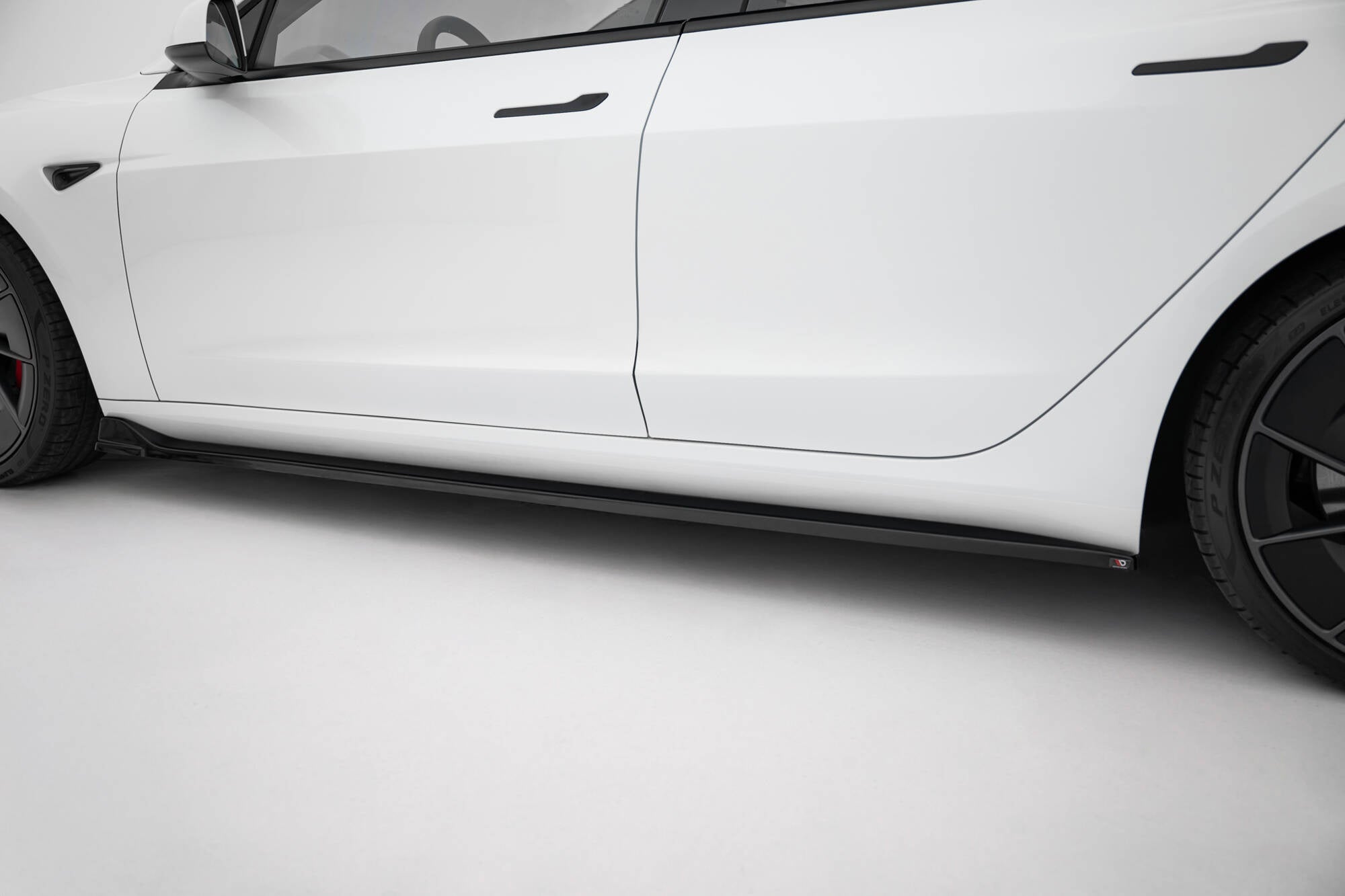 Maxton Design Difusores de taloneras laterales V.3 para Tesla Model 3 Performance Mk1 Facelift - imagen 3
