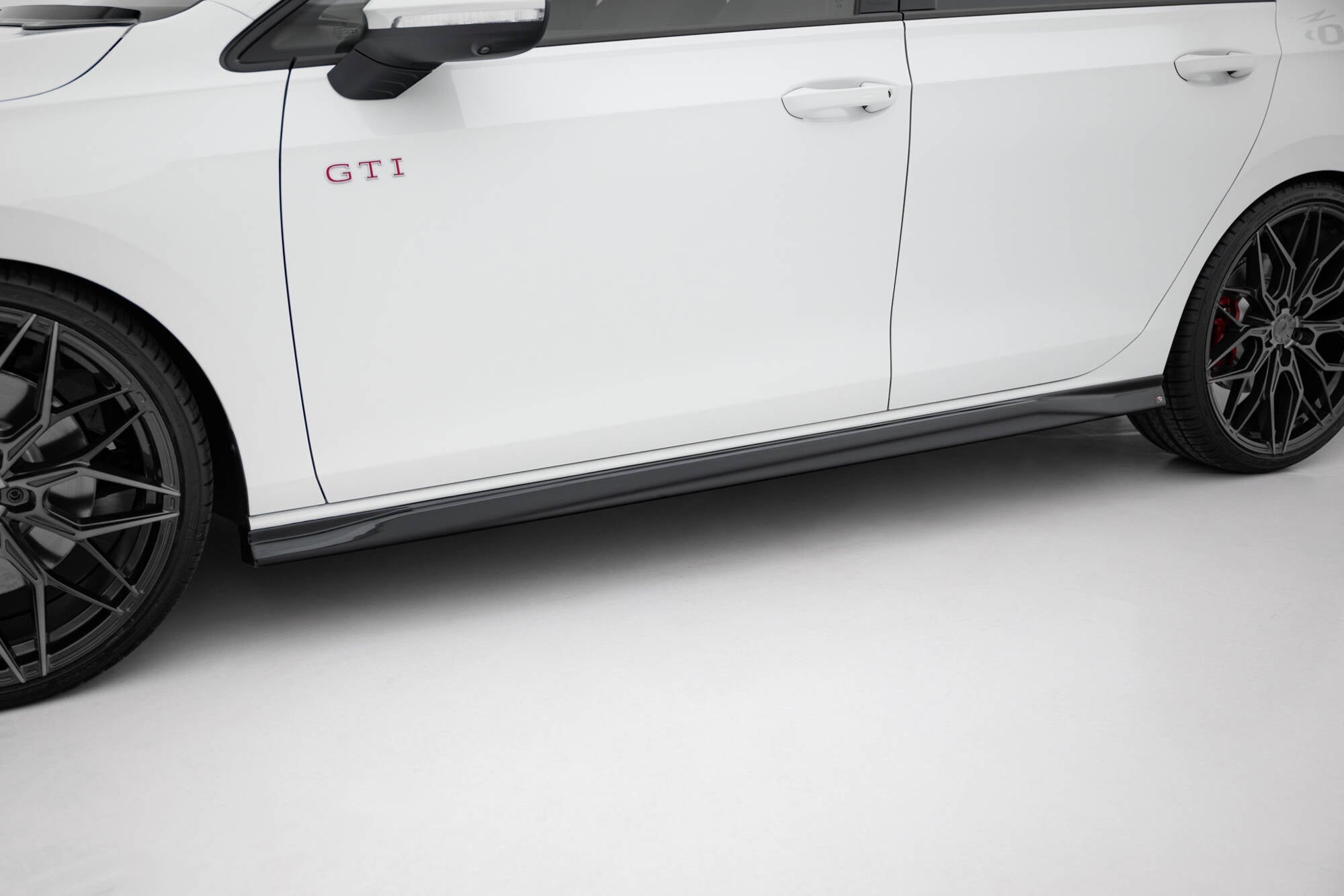 Maxton Design Difusores de taloneras laterales V.3 para Volkswagen Golf GTI / GTE / GTI Clubsport / GTD / R-Line Mk8 - imagen 1