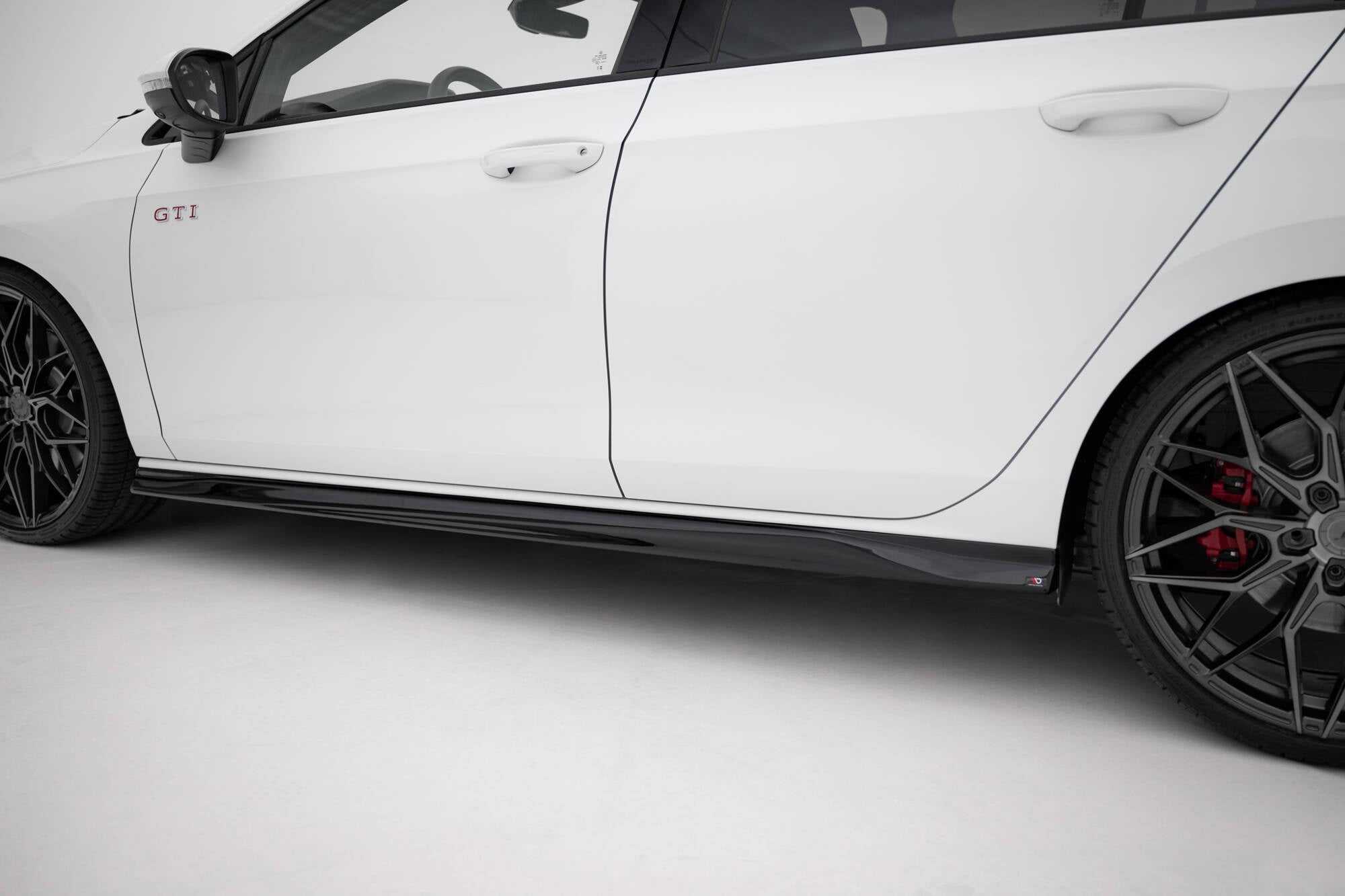 Maxton Design Difusores de taloneras laterales V.3 para Volkswagen Golf GTI / GTE / GTI Clubsport / GTD / R-Line Mk8 - imagen 4