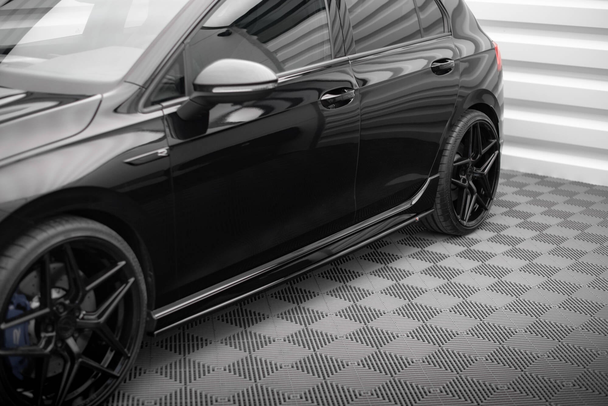 Maxton Design Difusores de taloneras laterales V.3 para Volkswagen Golf R Hatchback Mk8 - imagen 1