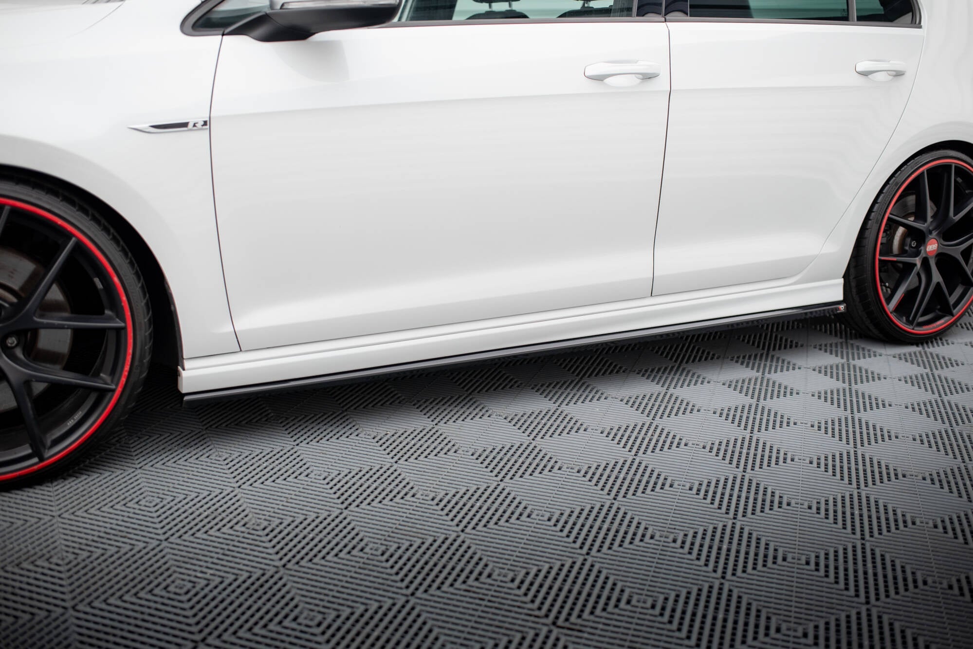 Maxton Design Difusores de taloneras laterales V.3 para Volkswagen Golf R / R-Line Mk7 - imagen 1