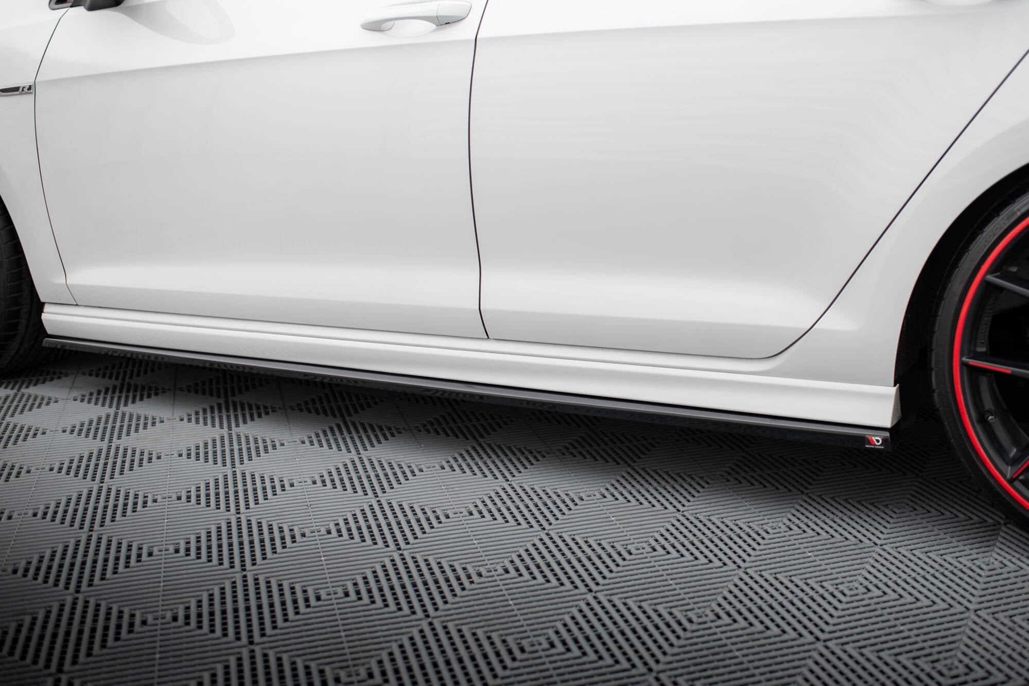 Maxton Design Difusores de taloneras laterales V.3 para Volkswagen Golf R / R-Line Mk7 - imagen 3