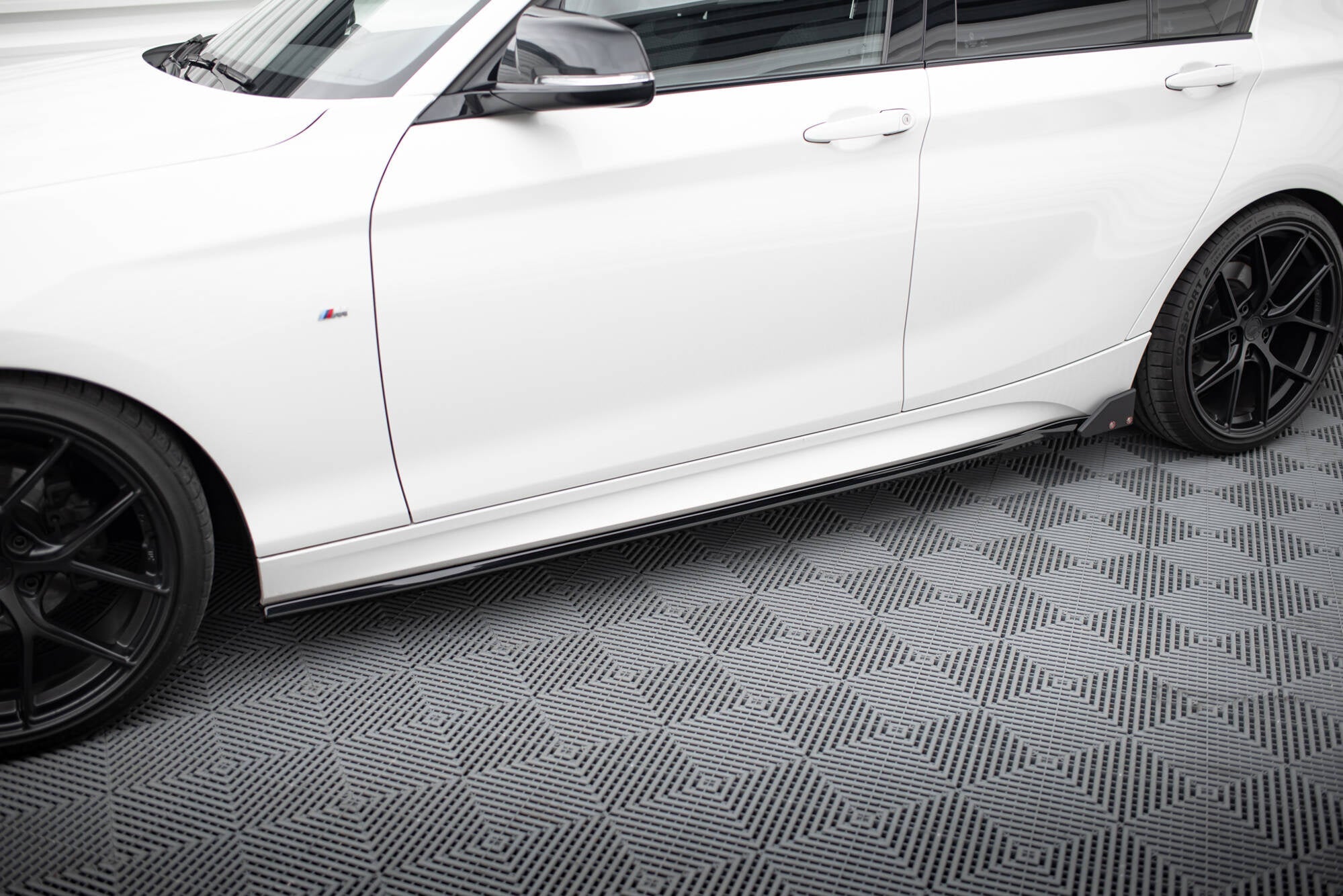 Maxton Design Difusores de taloneras laterales V.4 + Flaps para BMW 1 M-Pack / M140i F20 Facelift - imagen 1