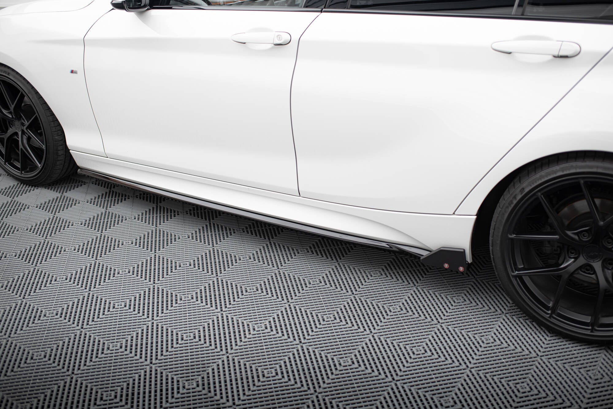 Maxton Design Difusores de taloneras laterales V.4 + Flaps para BMW 1 M-Pack / M140i F20 Facelift - imagen 3