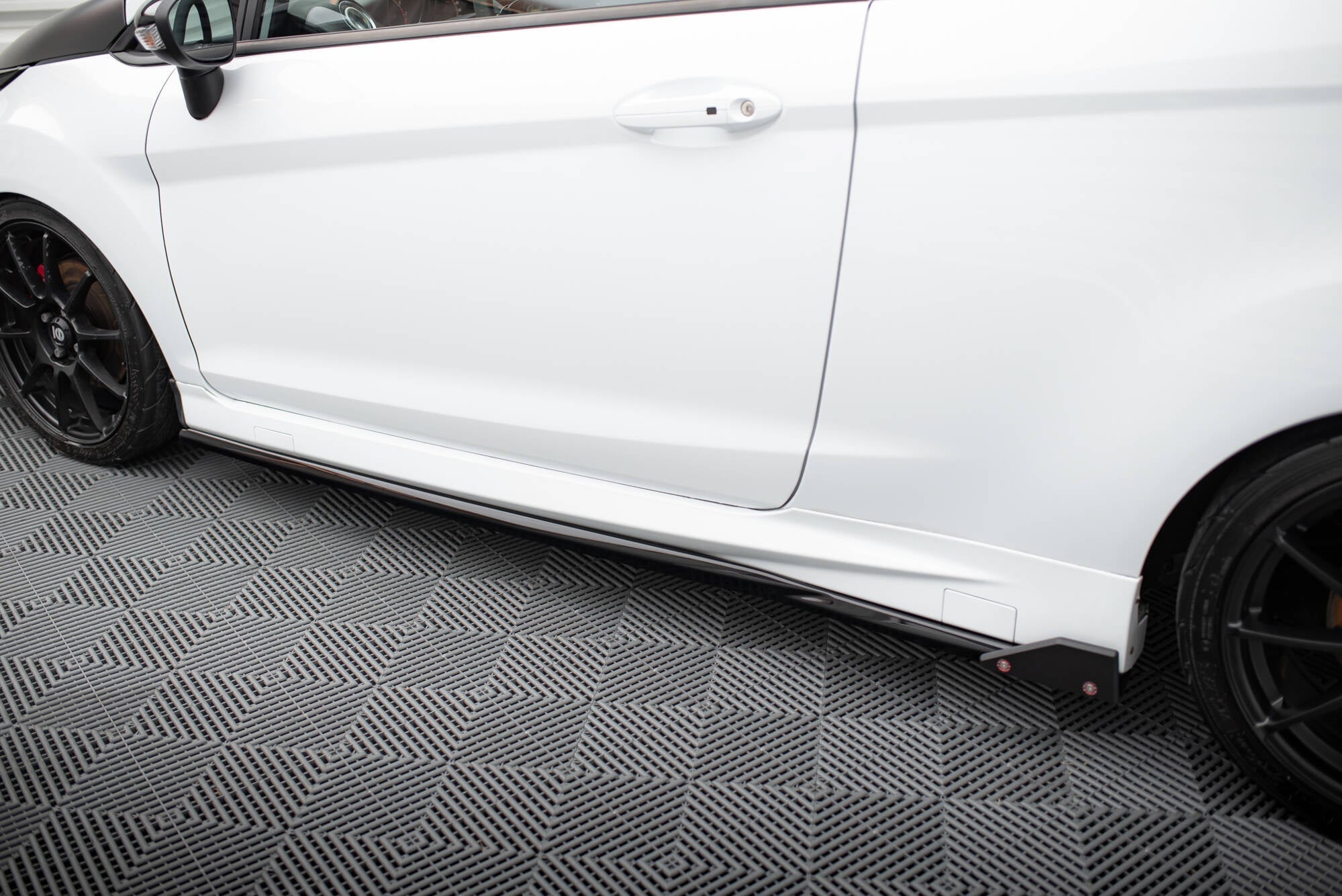 Maxton Design Difusores de taloneras laterales V.4 + Flaps para Ford Fiesta ST / ST-Line Mk7 - imagen 3