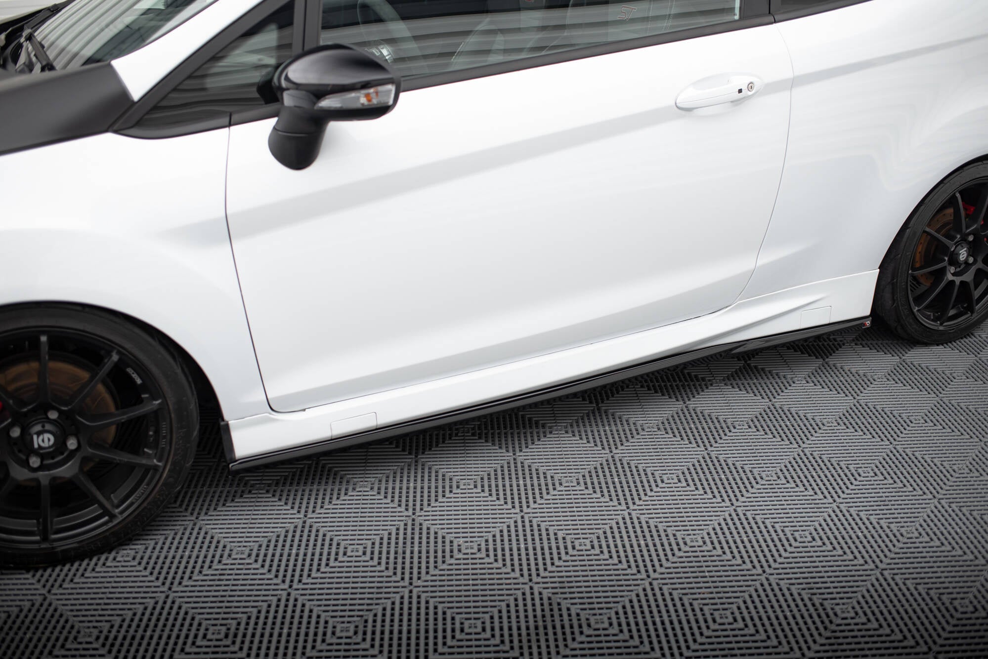 Maxton Design Difusores de taloneras laterales V.4 para Ford Fiesta ST / ST-Line Mk7 - imagen 1