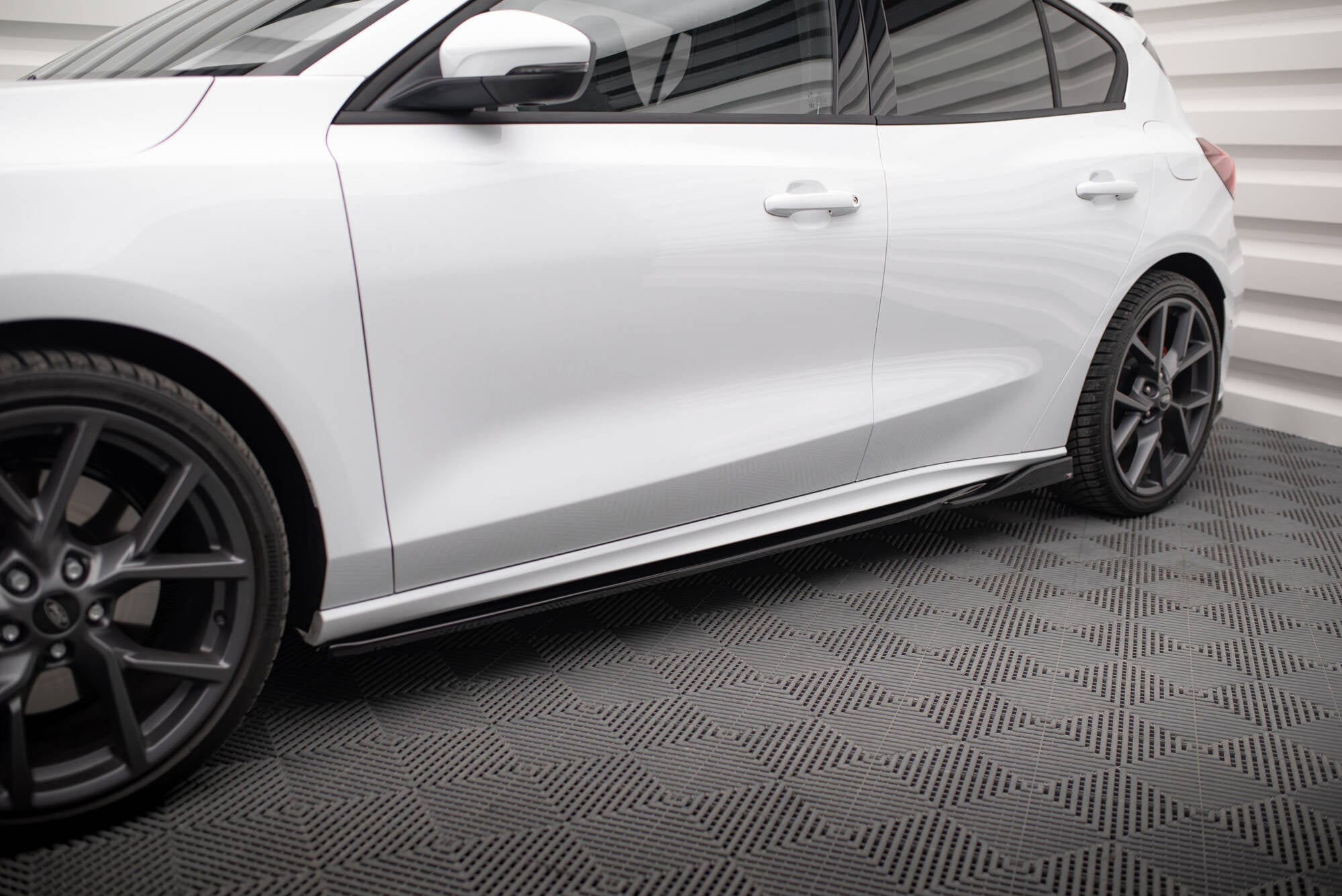 Maxton Design Difusores de taloneras laterales V.4 para Ford Focus ST / ST-Line Mk4 Facelift - imagen 1