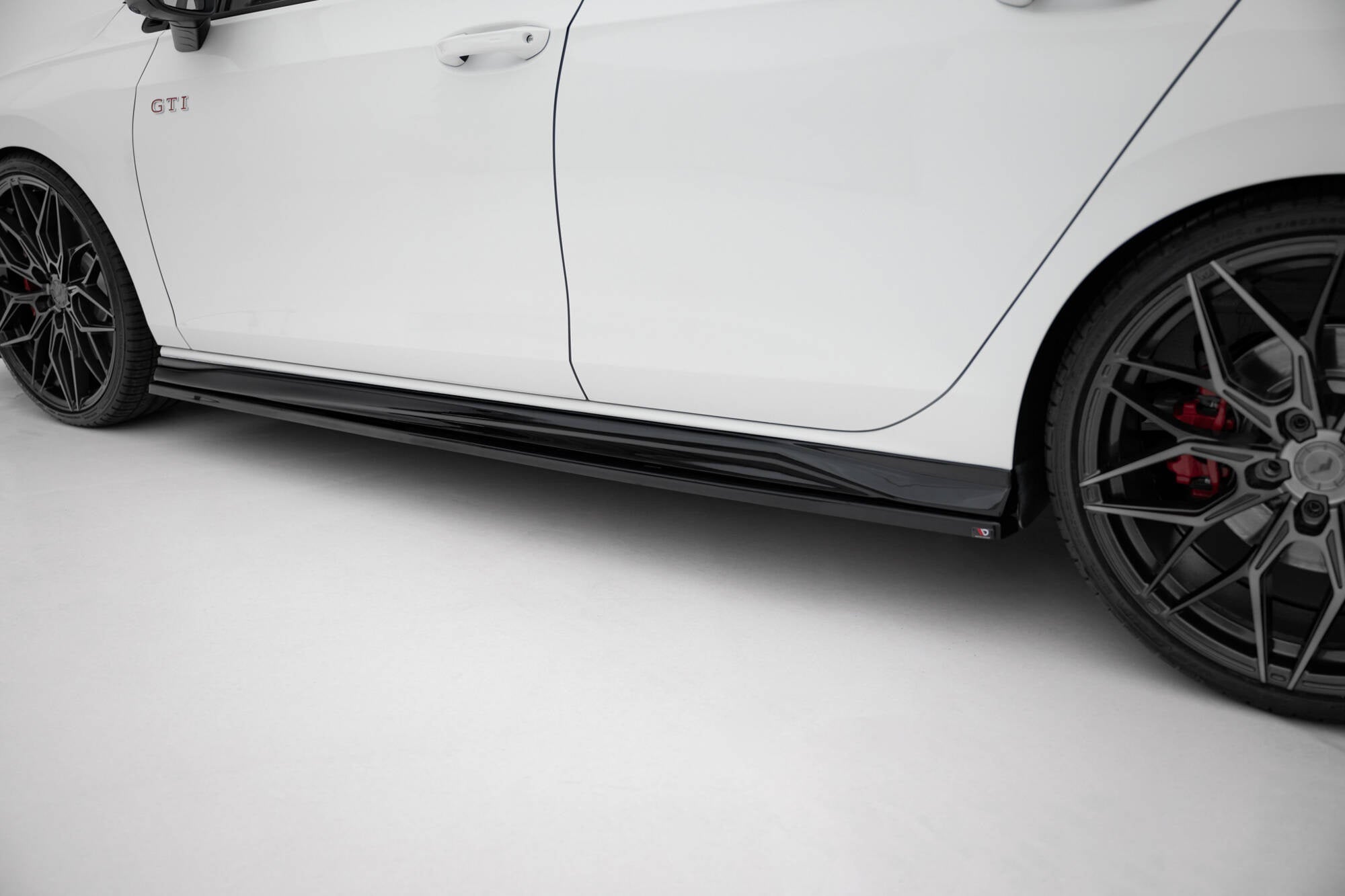 Maxton Design Difusores de taloneras laterales V.4 para Volkswagen Golf GTI / GTE / GTI Clubsport / GTD / R-Line Mk8 - imagen 4