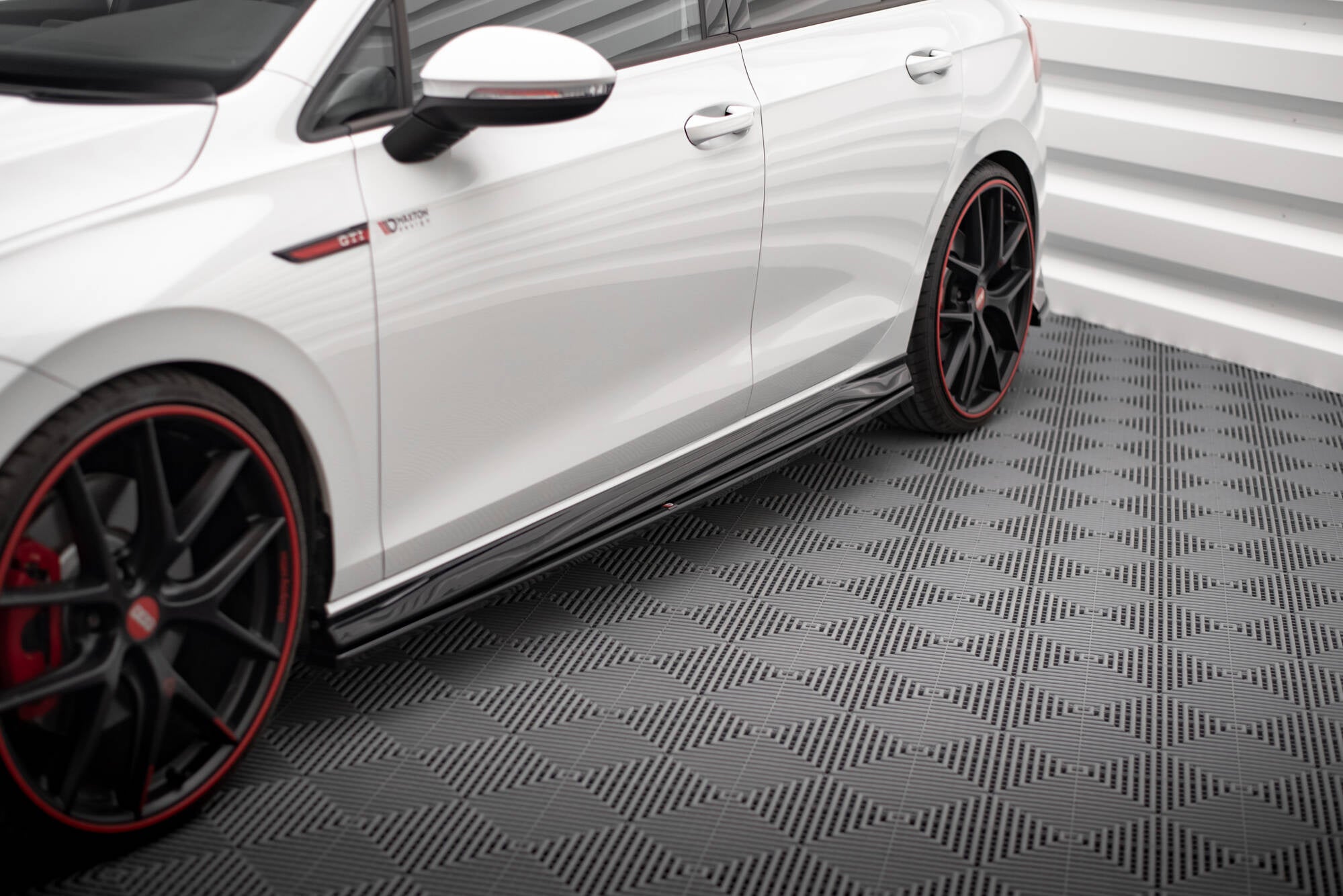 Maxton Design Difusores de taloneras laterales V.4 para Volkswagen Golf GTI / GTE / GTI Clubsport / GTD / R-Line Mk8 - imagen 6