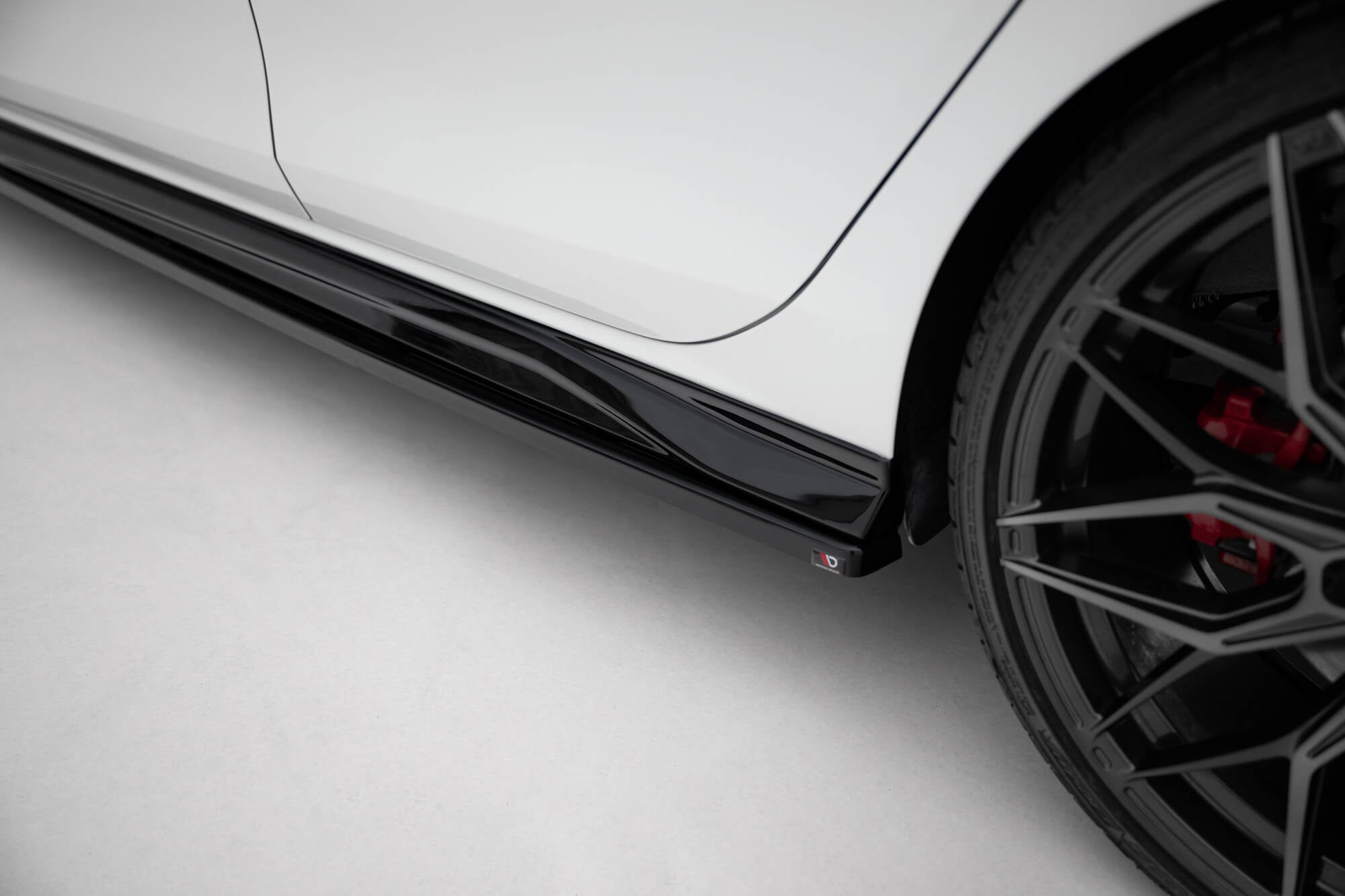 Maxton Design Difusores de taloneras laterales V.4 para Volkswagen Golf GTI / GTE / GTI Clubsport / GTD / R-Line Mk8 - imagen 3