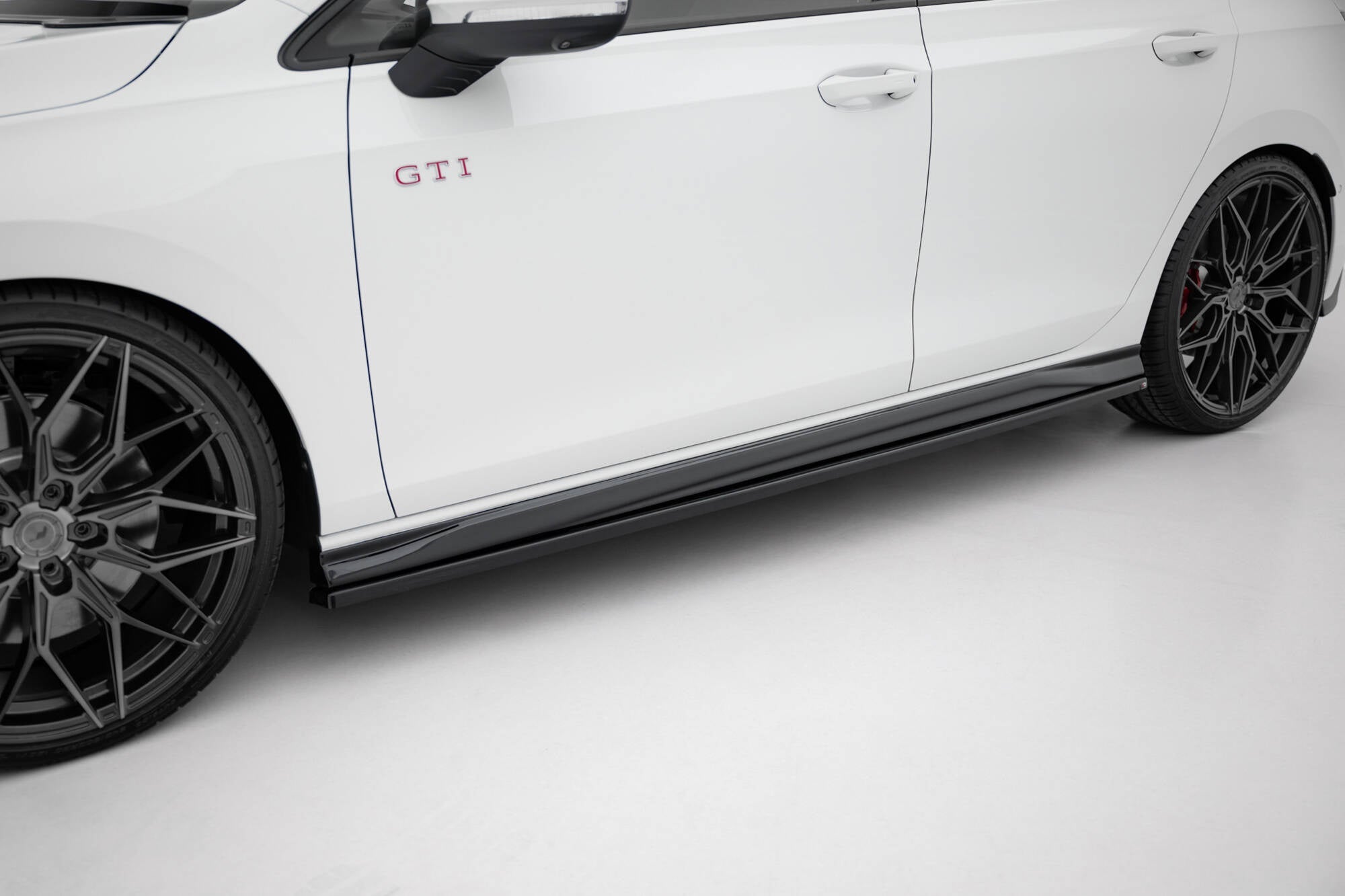 Maxton Design Difusores de taloneras laterales V.4 para Volkswagen Golf GTI / GTE / GTI Clubsport / GTD / R-Line Mk8 - imagen 1
