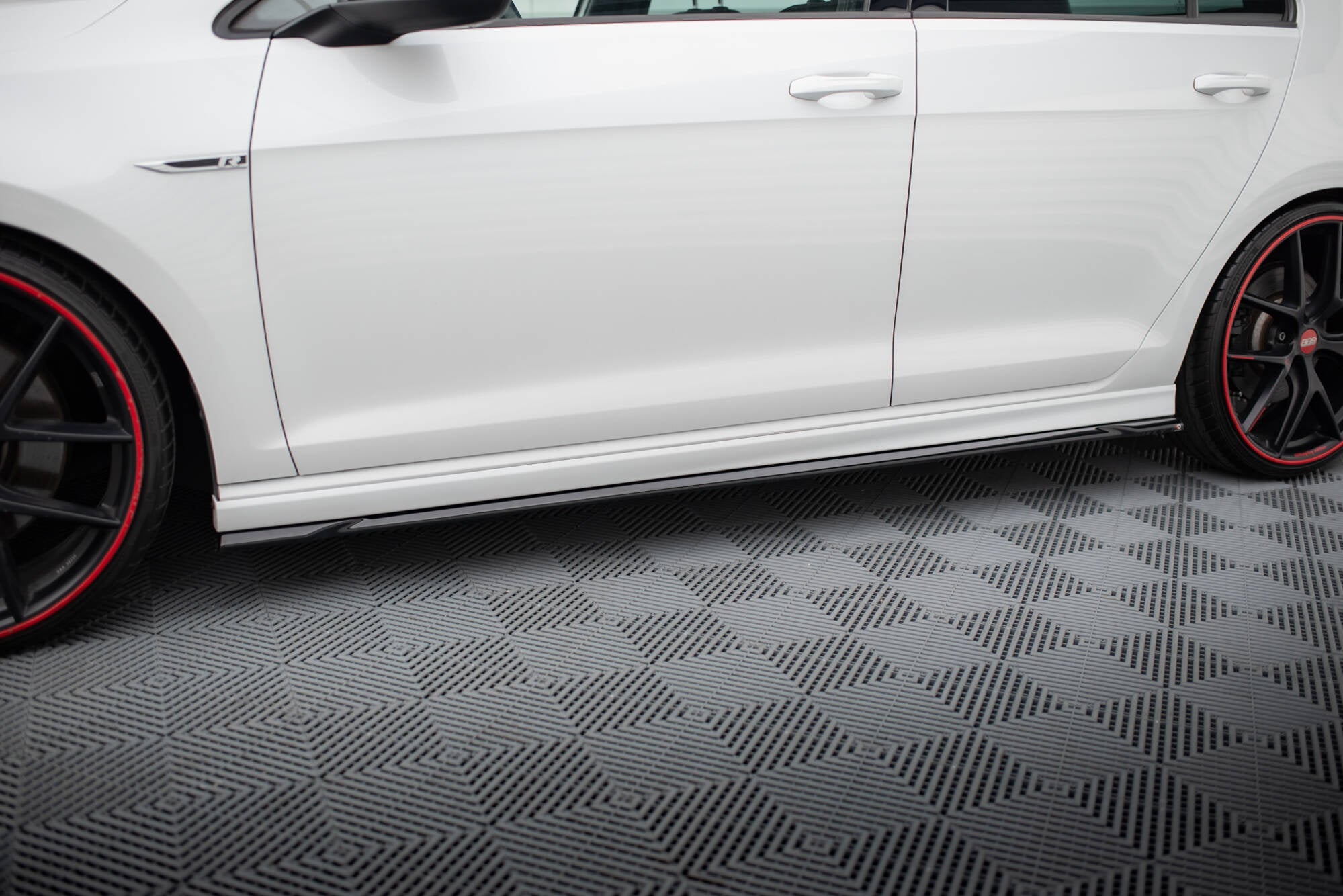 Maxton Design Difusores de taloneras laterales V.4 para Volkswagen Golf R / R-Line Mk7 - imagen 1