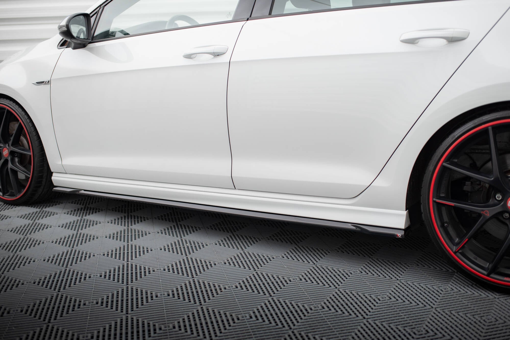 Maxton Design Difusores de taloneras laterales V.4 para Volkswagen Golf R / R-Line Mk7 - imagen 3